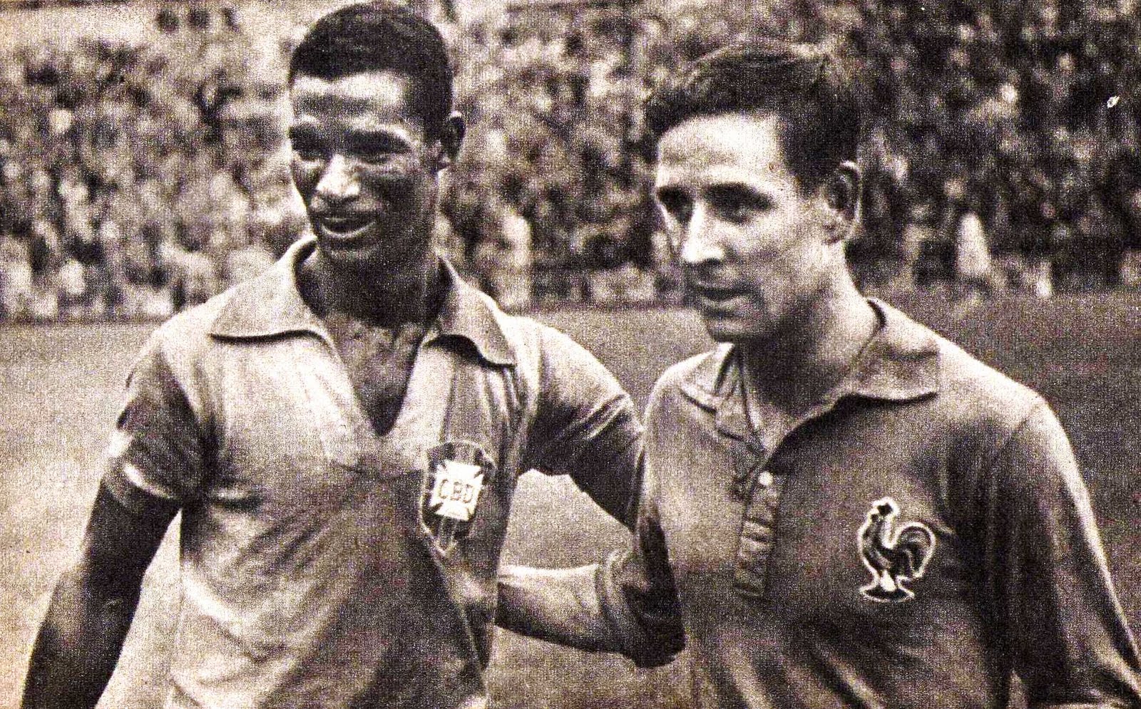Der Erfinder des toten Blattes, der Brasilianer Didi (l.), hier an der WM 1958 mit dem ebenfalls famosen Franzosen Raymond Kopa.
