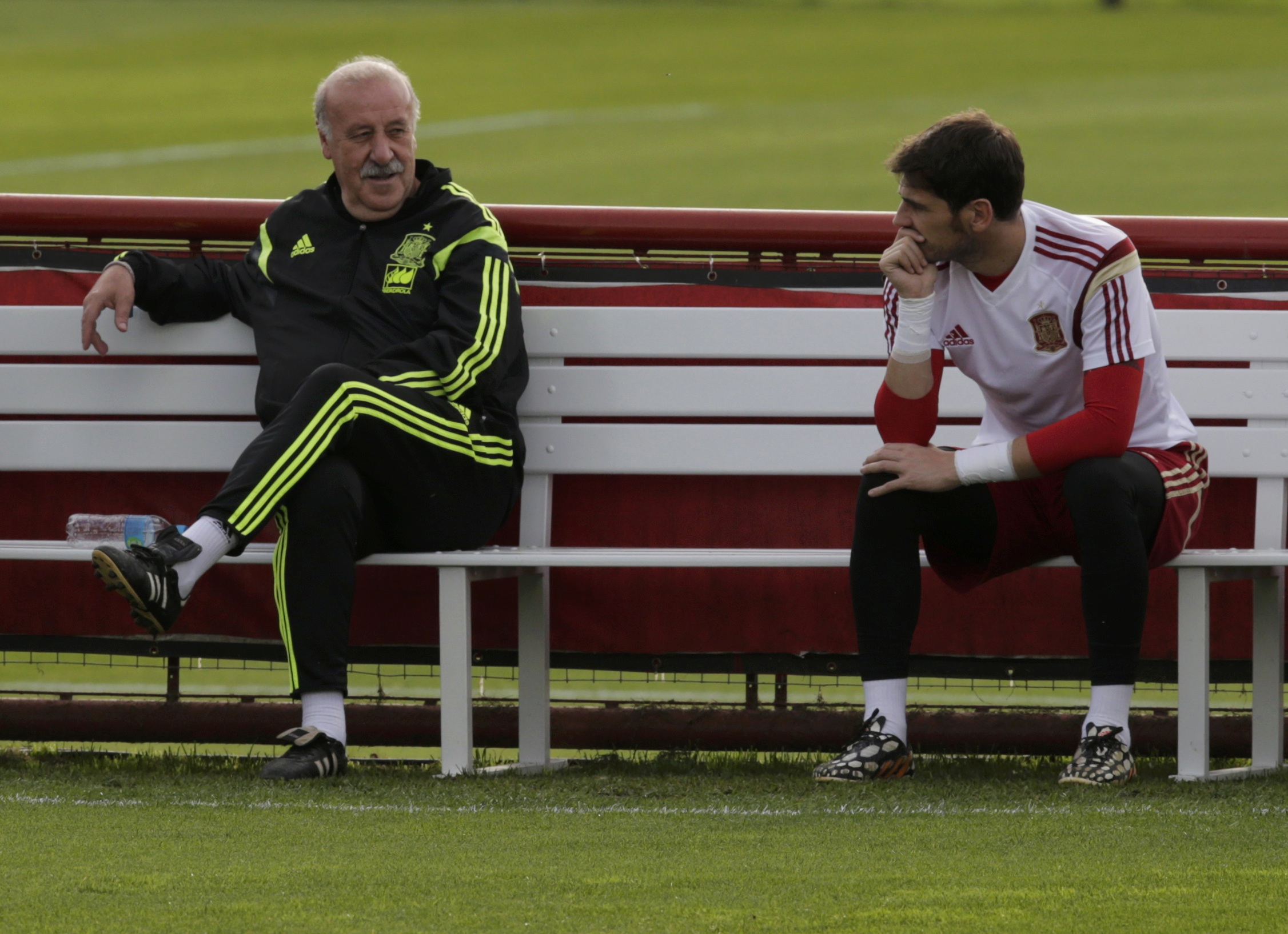 Spain's coach Vicente Del Bosque (L) speaks with his goalkeeper Iker Casillas before a training session in Curitiba, June 14, 2014.     REUTERS/Henry Romero (BRAZIL  - Tags:  SOCCER SPORT WORLD CUP)  