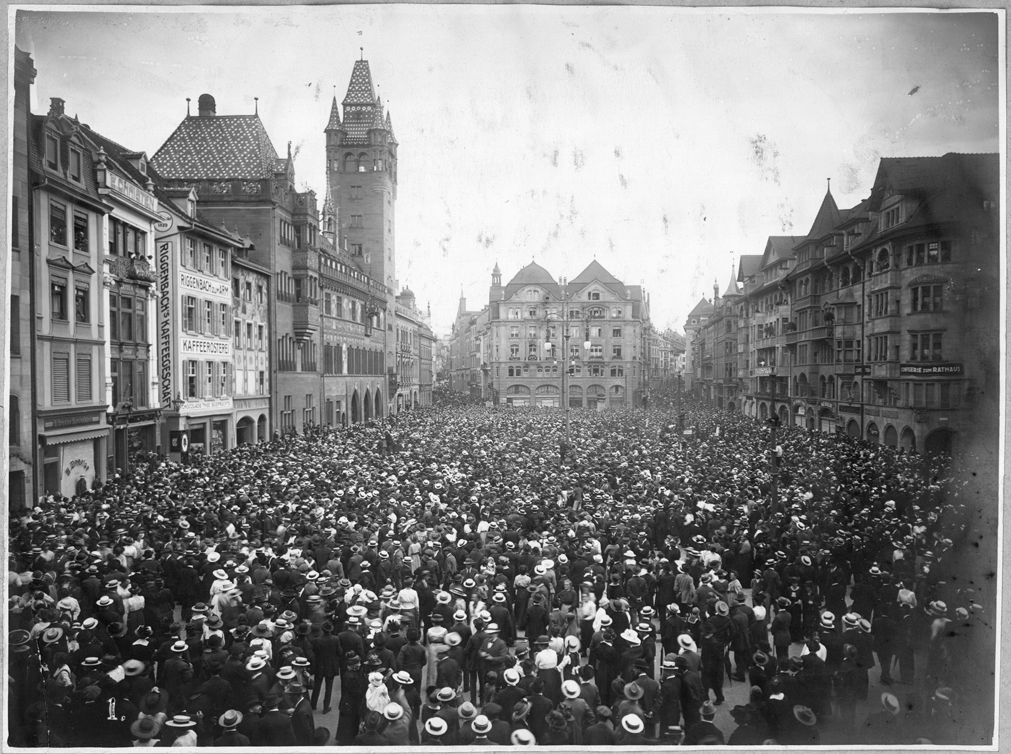 «Die Not war gross, die Wut auch»: Teuerungsdemonstration auf dem Basler Marktplatz im August 1917.