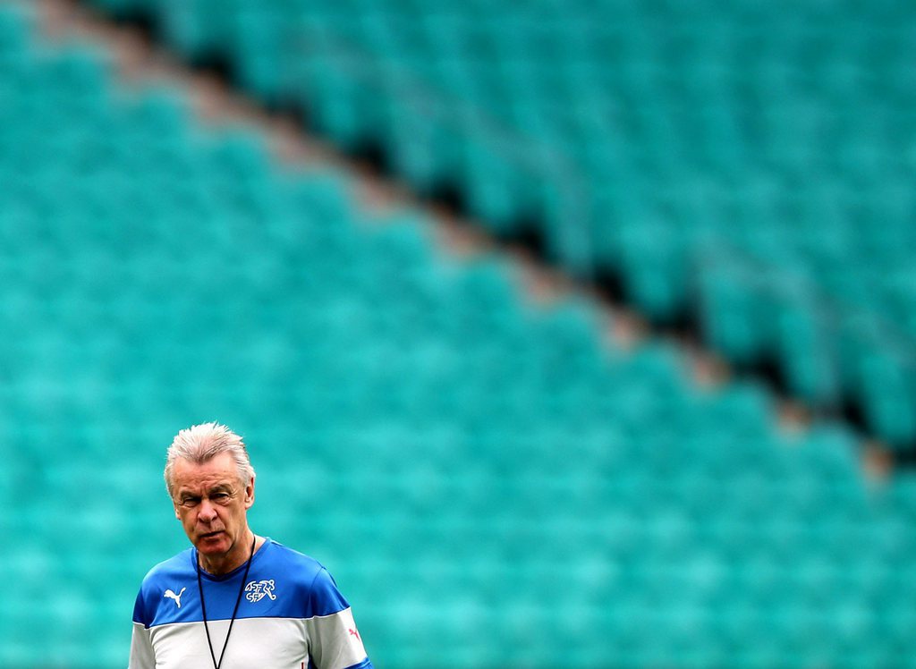 epa04267730 Switzerland's national soccer team  coach Ottmar Hitzfeld during a training session at the Arena Fonte Nova in Salvador, Brazil, 19 June 2014. Switzerland will face France in the FIFA World Cup 2014 group E preliminary round match in Salvador 