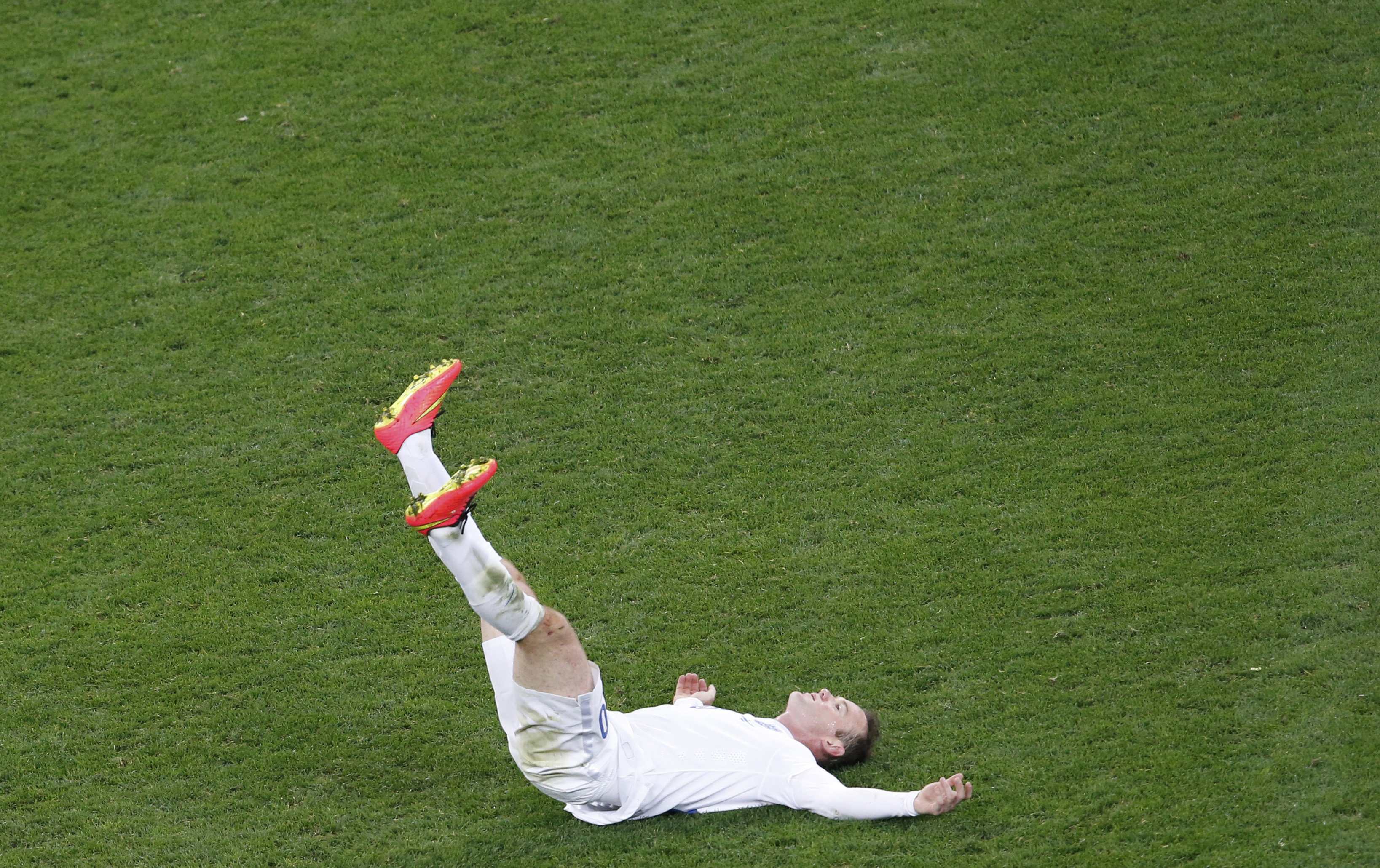 England's Wayne Rooney reacts to missing a goal during their 2014 World Cup Group D soccer match against Uruguay at the Corinthians arena in Sao Paulo June 19, 2014.   REUTERS/Paulo Whitaker (BRAZIL  - Tags: SOCCER SPORT WORLD CUP)  
