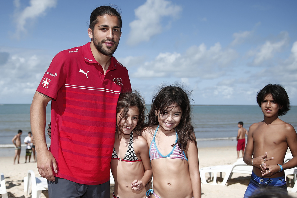 Ricardo Rodriguez und zwei junge Fans am Strand von Porto Seguro.
