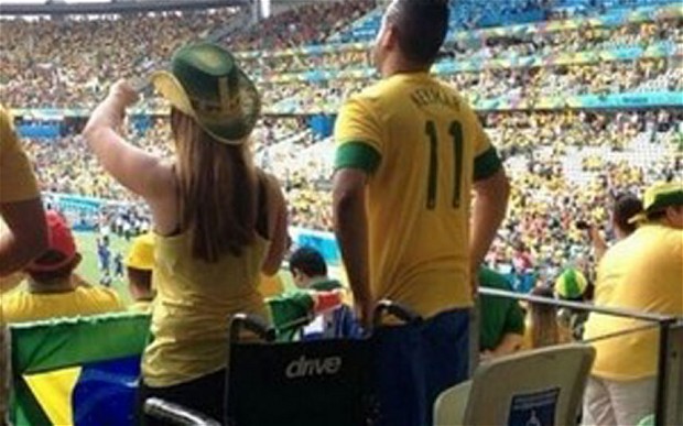 «Ein Wunder, ein Wunder, ich kann wieder stehen!» Zwei Rollstuhl-Gänger am Eröffnungsspiel in Sao Paulo.
