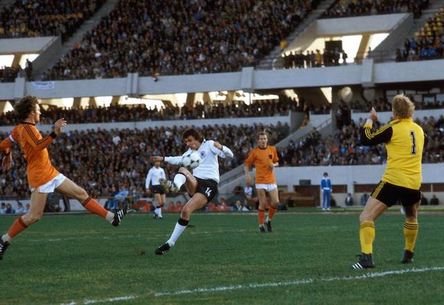 Dieter Müller (Mitte) schiesst beim 2:2 der Bundesrepublik Deutschland gegen Holland in der Vorrunde 1978 aufs Tor.