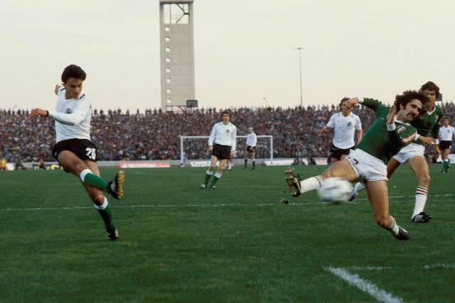 Hansi Müller trifft 1978 beim 6:0 der Bundesrepublik Deutschland über Mexiko.