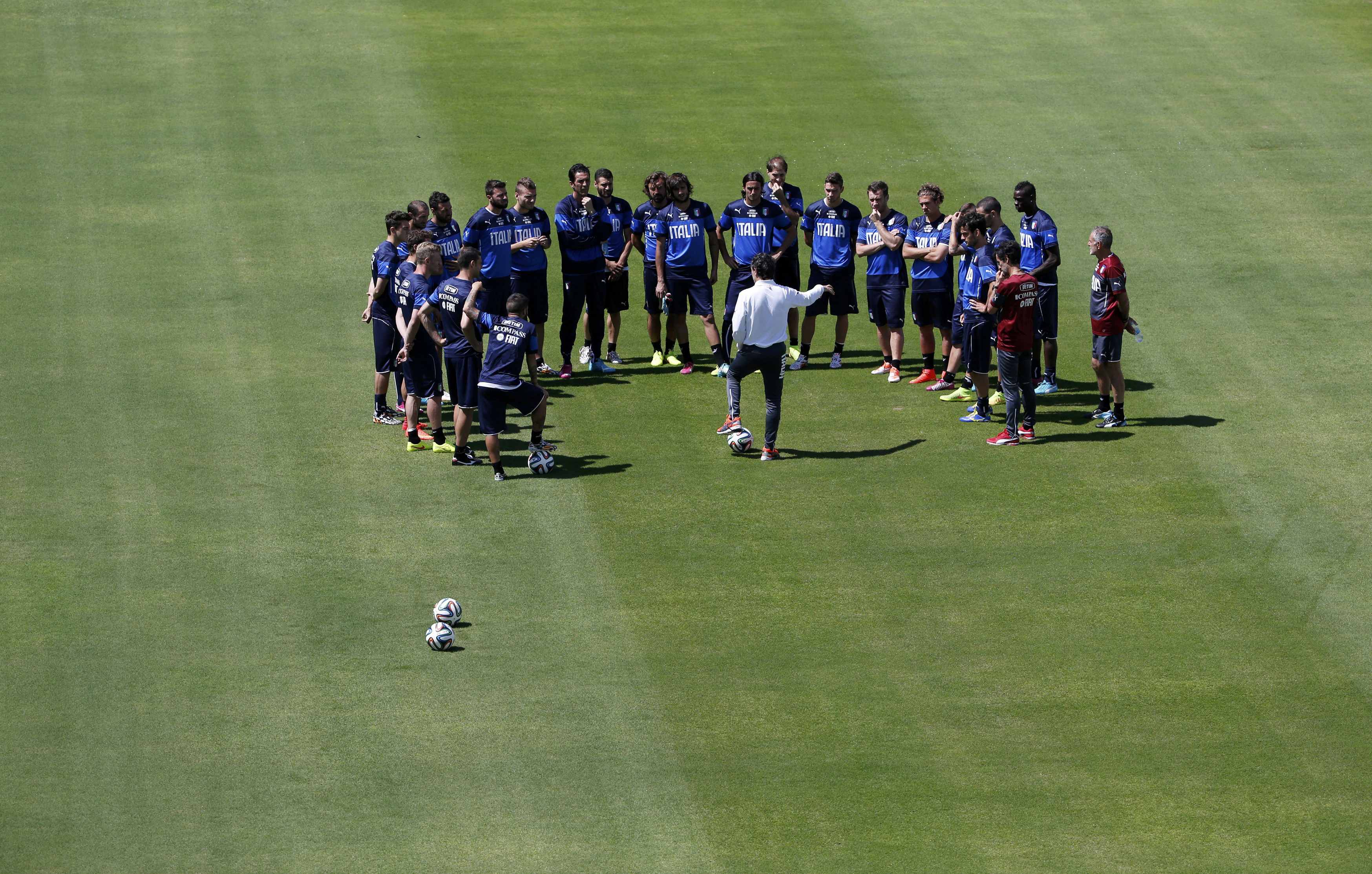 Italy's national soccer team coach Cesare Prandelli (C) talks to his players during a training session at the Maria Lamas Farache-Frasqueirao stadium in Natal, June 22, 2014.  REUTERS/Carlos Barria (BRAZIL  - Tags: SOCCER SPORT WORLD CUP)  