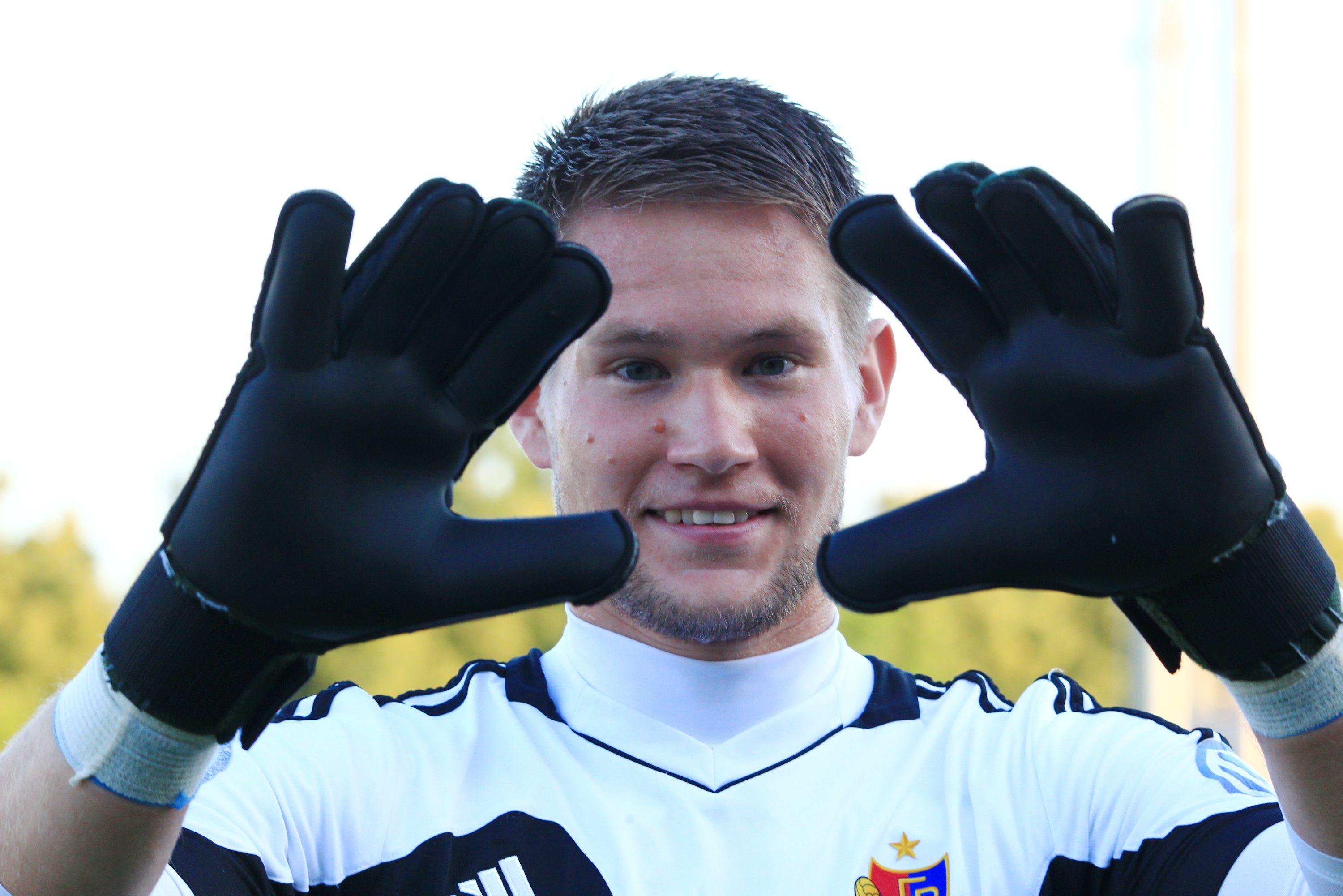 Grosse, schwarze Torwart-Handschuhe hat er: Tomas Vaclik, der neue Goalie beim FC Basel. (Bild: Anton Geisser)