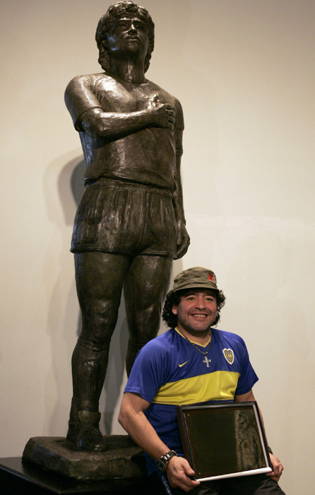 Diego Armando Maradona vor einer Statue seiner Selbst im Museum der Boca Juniors.