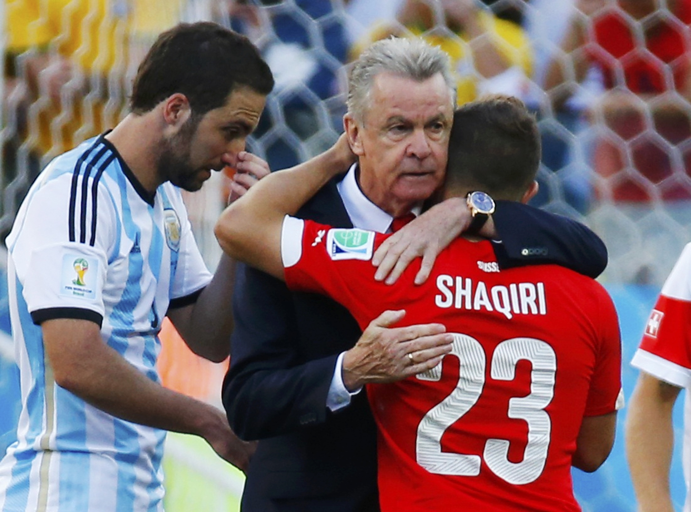 Der Trainer als Tröster: Ottmar Hitzfeld nach dem WM-Aus mit Xherdan Shaqiri im Arm. (Bild: Reuters)