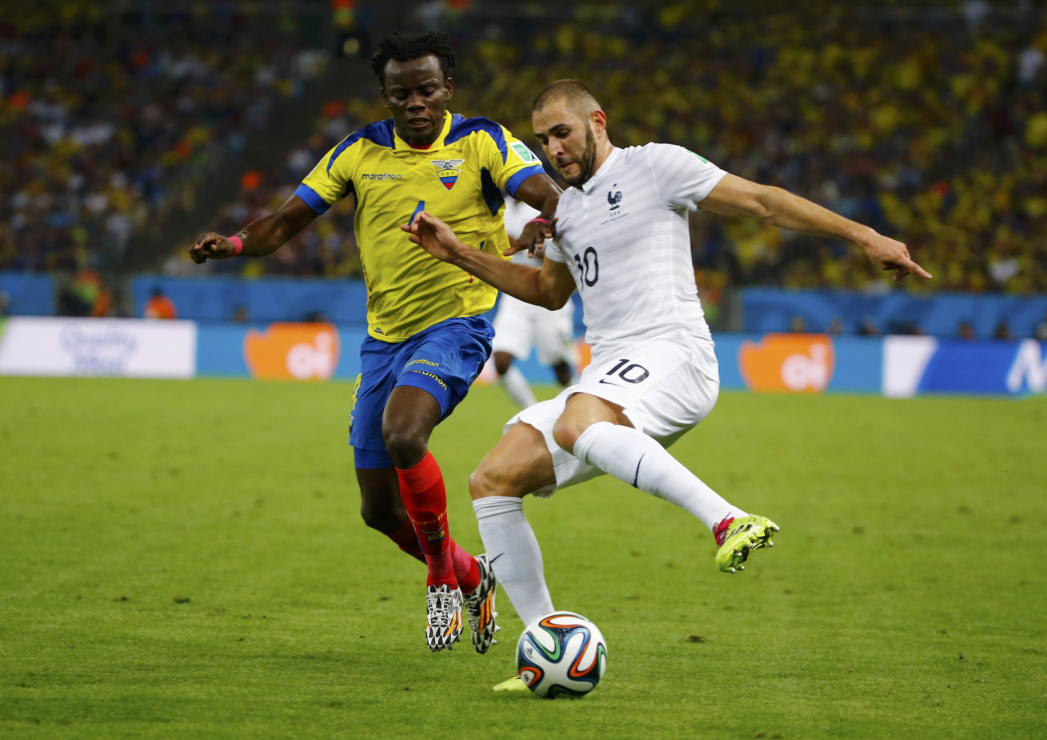 Ecuador's Juan Carlos Paredes (L) fights for the ball with France's Karim Benzema during their 2014 World Cup Group E soccer match at the Maracana stadium in Rio de Janeiro June 25, 2014. REUTERS/Pilar Olivares (BRAZIL  - Tags: SOCCER SPORT WORLD CUP)  