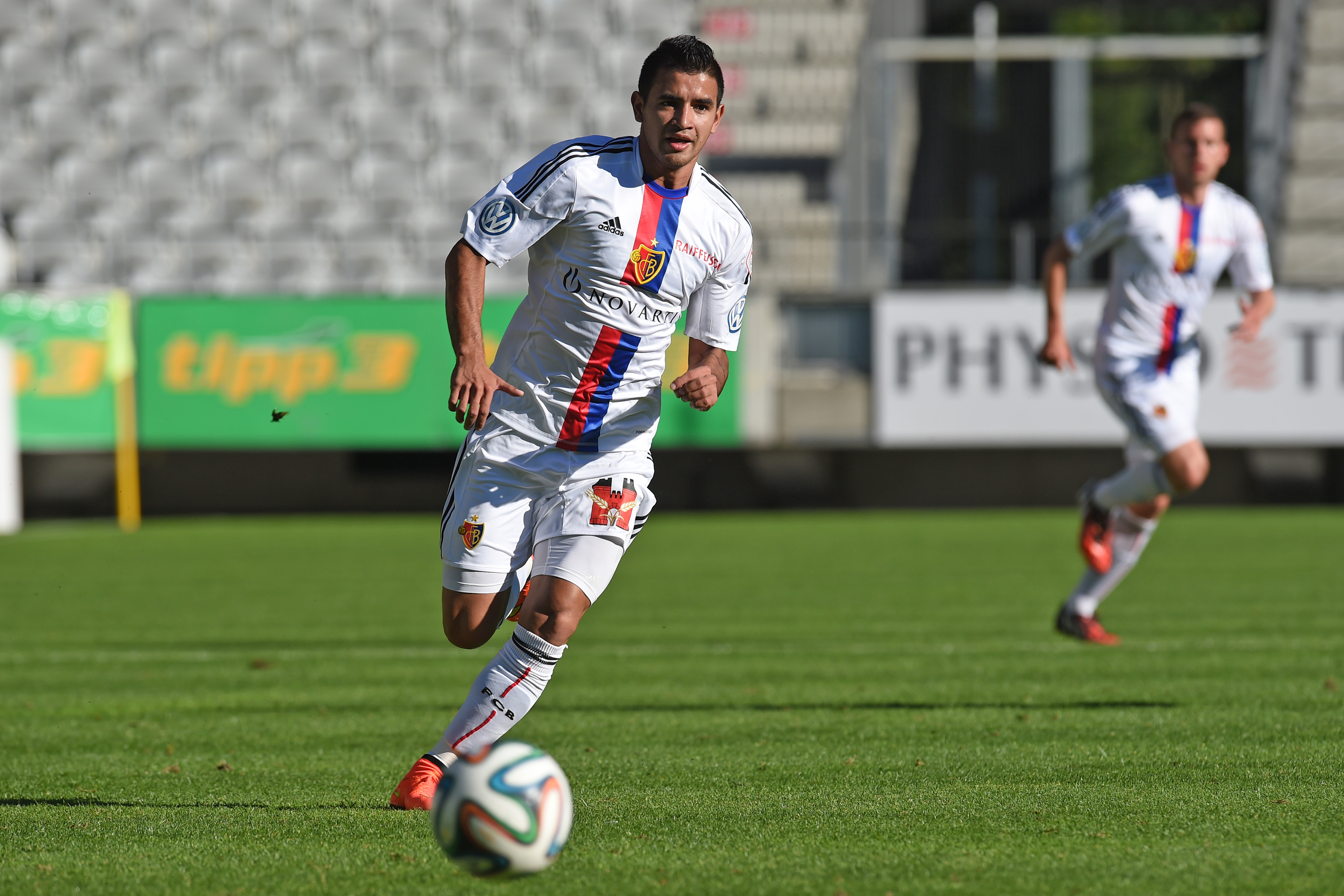 Der neue Mann aus Paraguay: Derlis Gonzàlez beim seinem Debüt im FCB-Dress in Innsbruck.