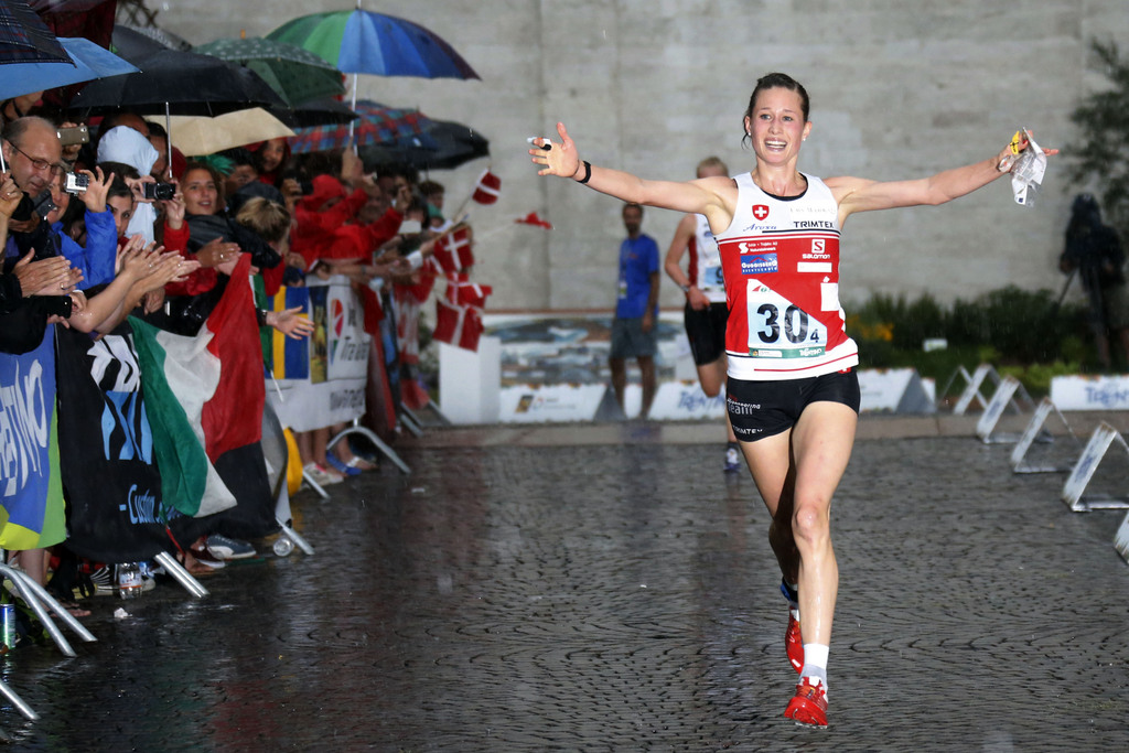 Zieleinlauf im Gewitterregen von Trento: Judith Wyder sichert sich als Schlussläuferin der gemischten Sprint-Staffel bereits ihr zweites WM-Gold.