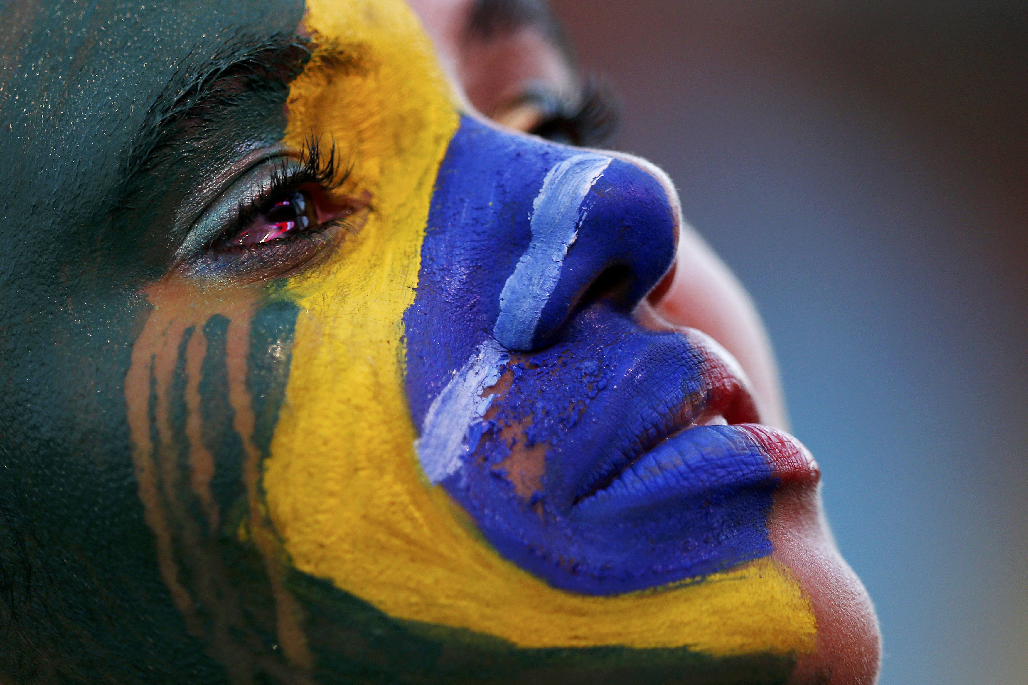 Raiva no brasil ilysam. Бразильский флаг на лице. Бразилия арт. Бразильские болельщицы в краске. Бразильские краски.