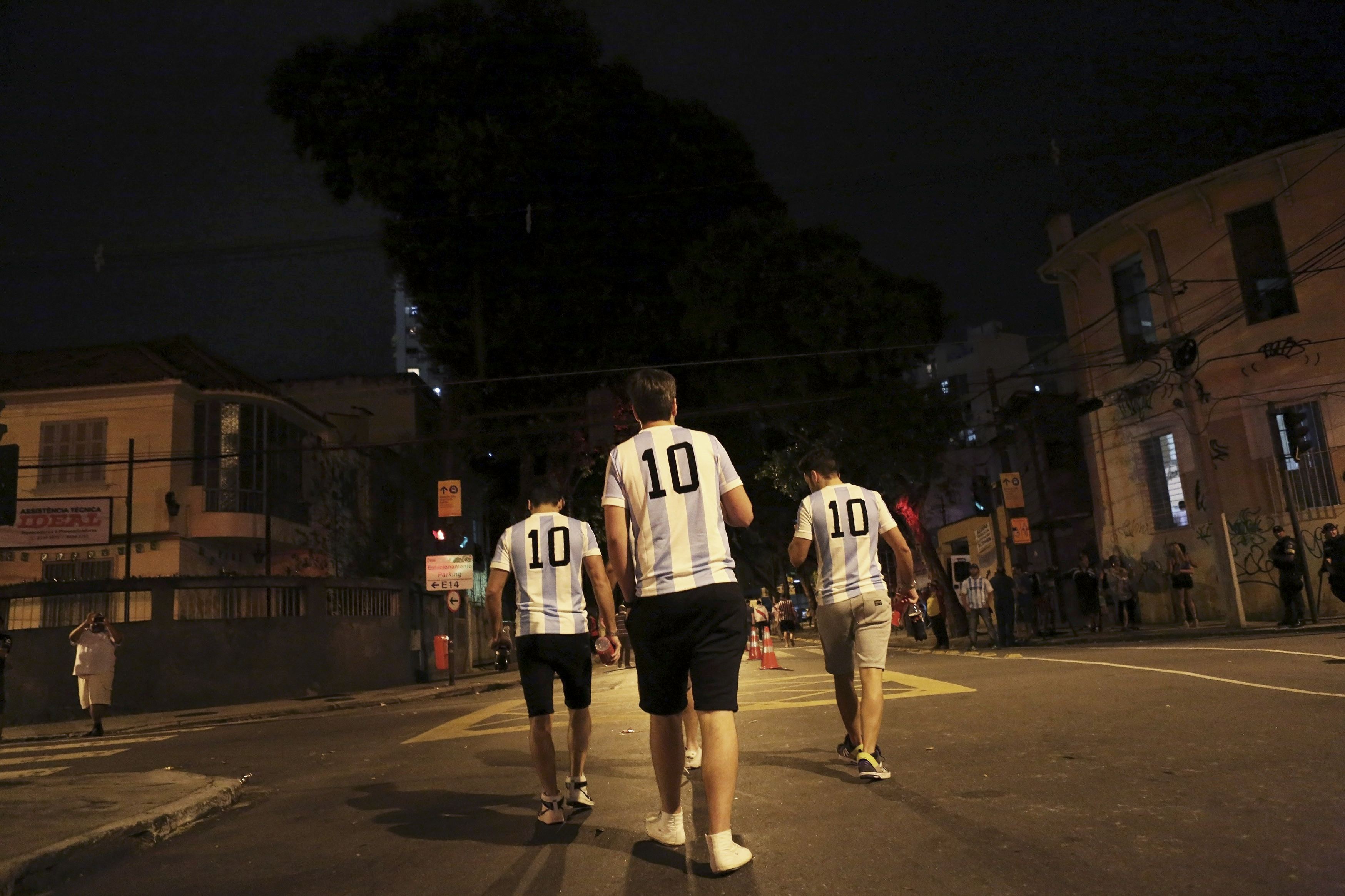 Trauriger Abgang: Argentinische Fans im Lionel-Messi-Trikot auf dem Weg zur U-Bahn-Station am Maracana nach dem WM-Final.