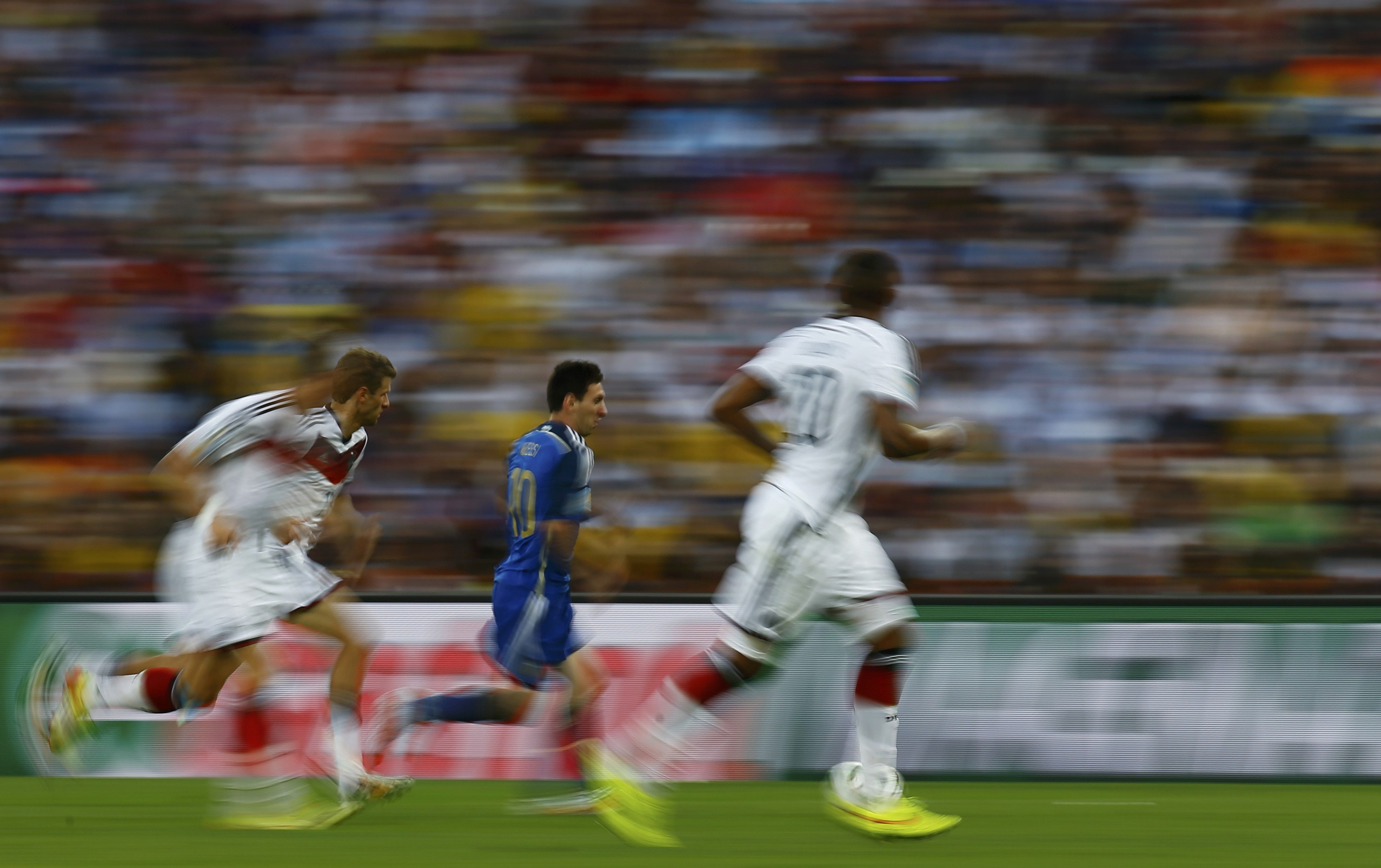 Lionel Messi – auf flinken Beinen durch die deutschen Reihen – aber den entscheidenden Moment konnte er nicht kreieren. (Bild: Reuters)