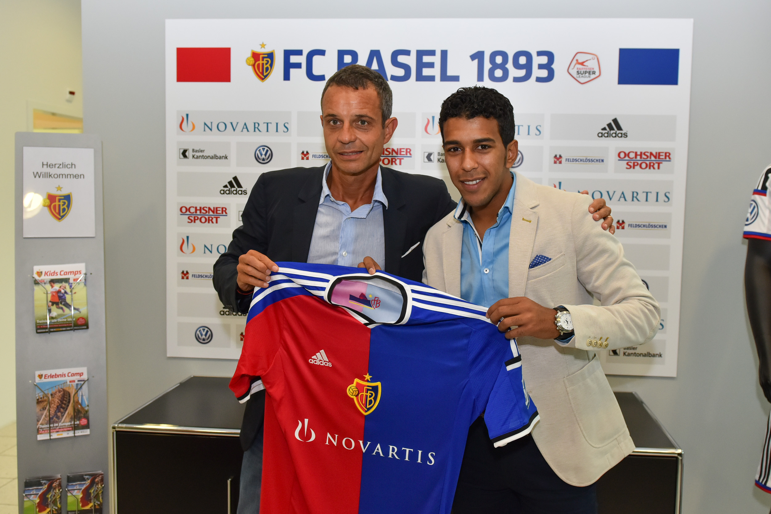 Willkommen im Club: FCB-Präsident Bernhard Heusler mit dem neuen Offensivspieler Ahmed Hamoudi (rechts).