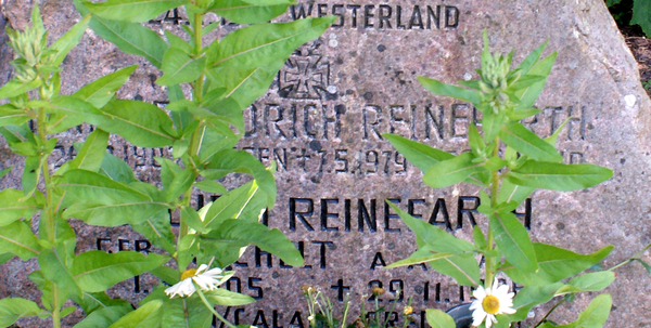 Auf dem Grab von Heinz Reinefarth ist die Auszeichung für die Niederschlagung des Warschauer Aufstandes zu sehen. Als SS-Gruppenführer war er mitverantwortlich für die brutale Niederschlagung des Warschauer Aufstandes im August 1944.