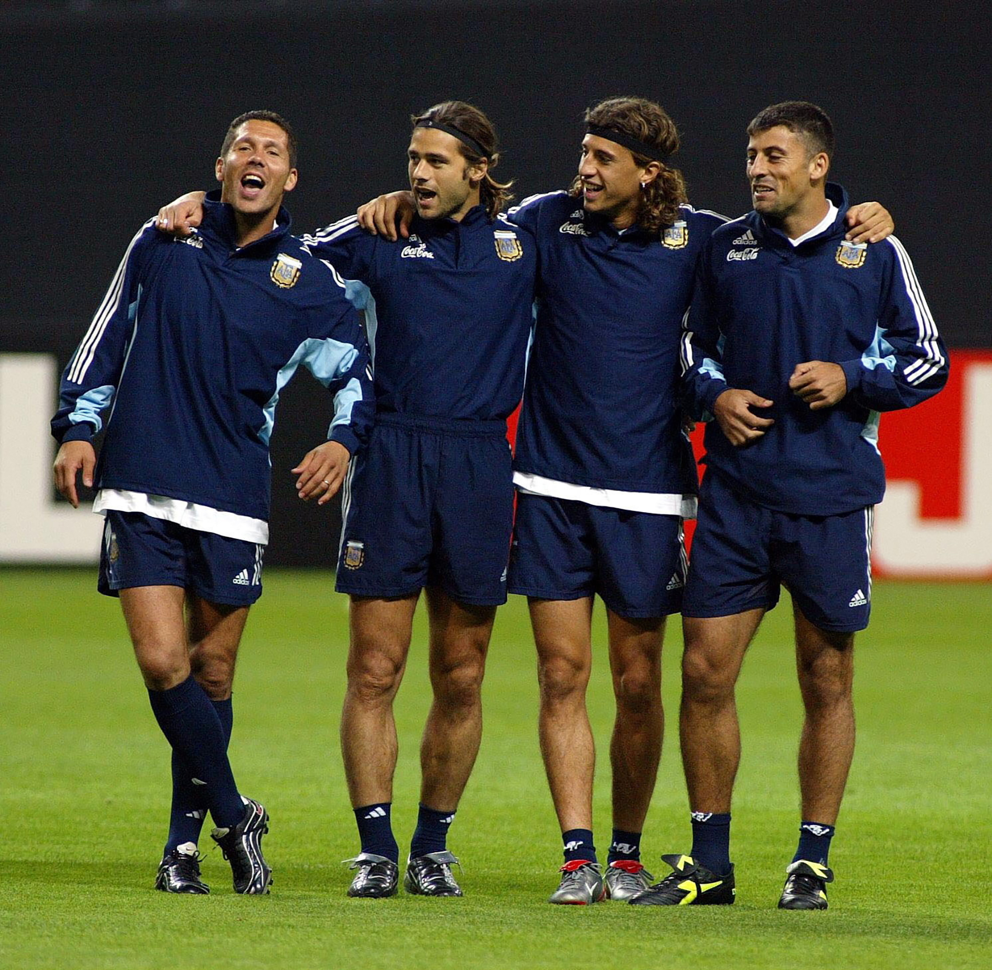 Argentinien wie singt und lacht: Eines der seltenen Bilder, auf denen man Walter Samuel (ganz rechts) schmunzeln sieht, wie hier während der WM 2002 in Japan.