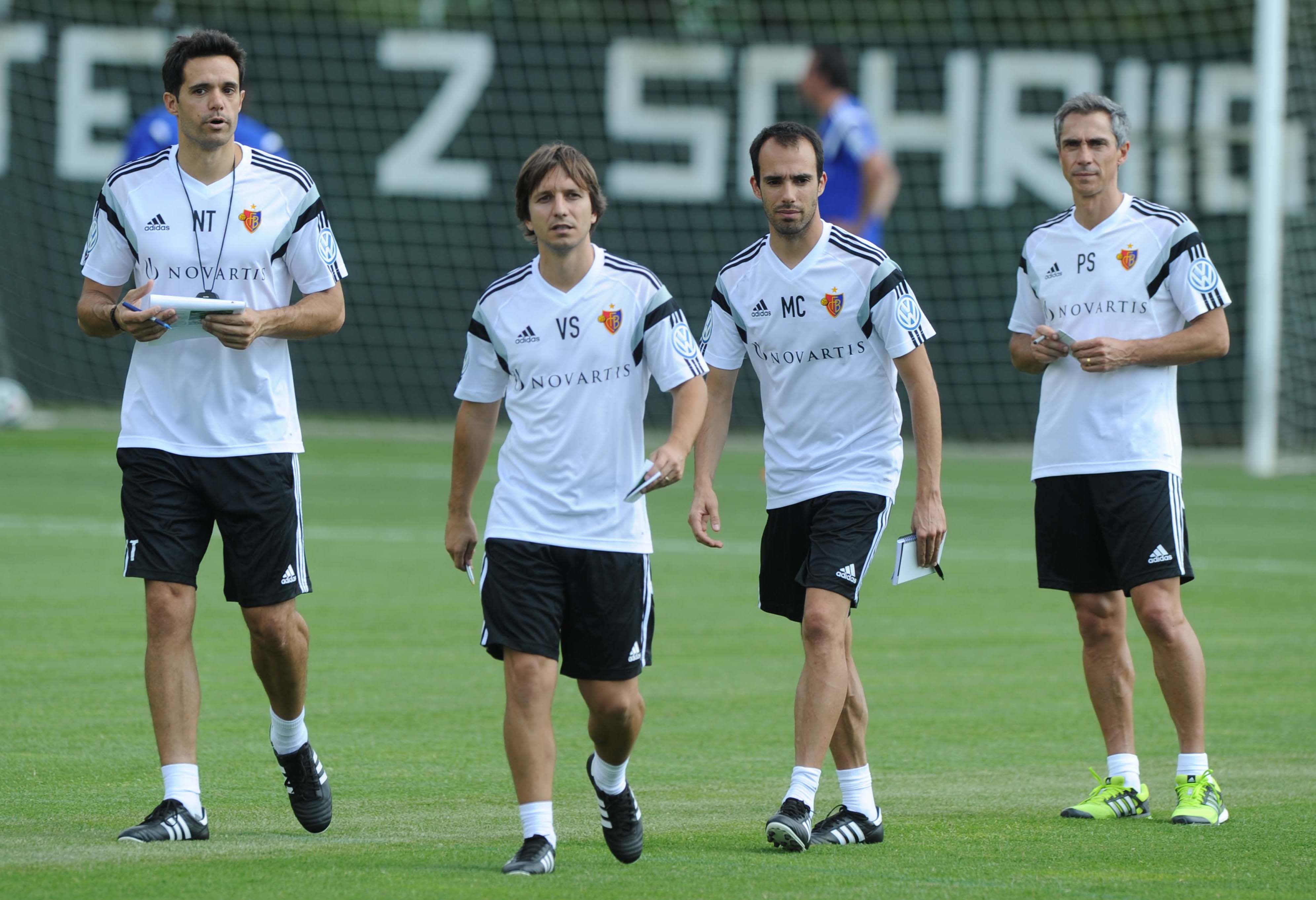 Wollen mit den Spielern unter sich bleiben: Paulo Sousa und seine Assistenten Manuel Cordeiro, Victor Sanches und Ignacio Torreno (von rechts).