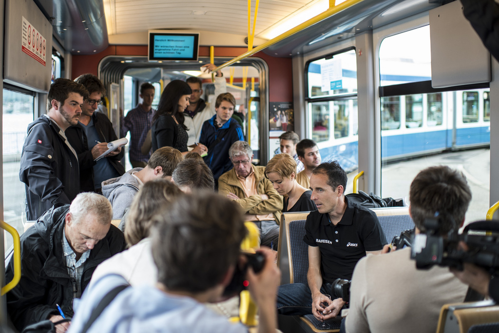 Medientermin mal anders: Marathonläufer Viktor Röthlin umringt von Journalisten bei einer Tramfahrt auf der Züricher EM-Marathonstrecke.