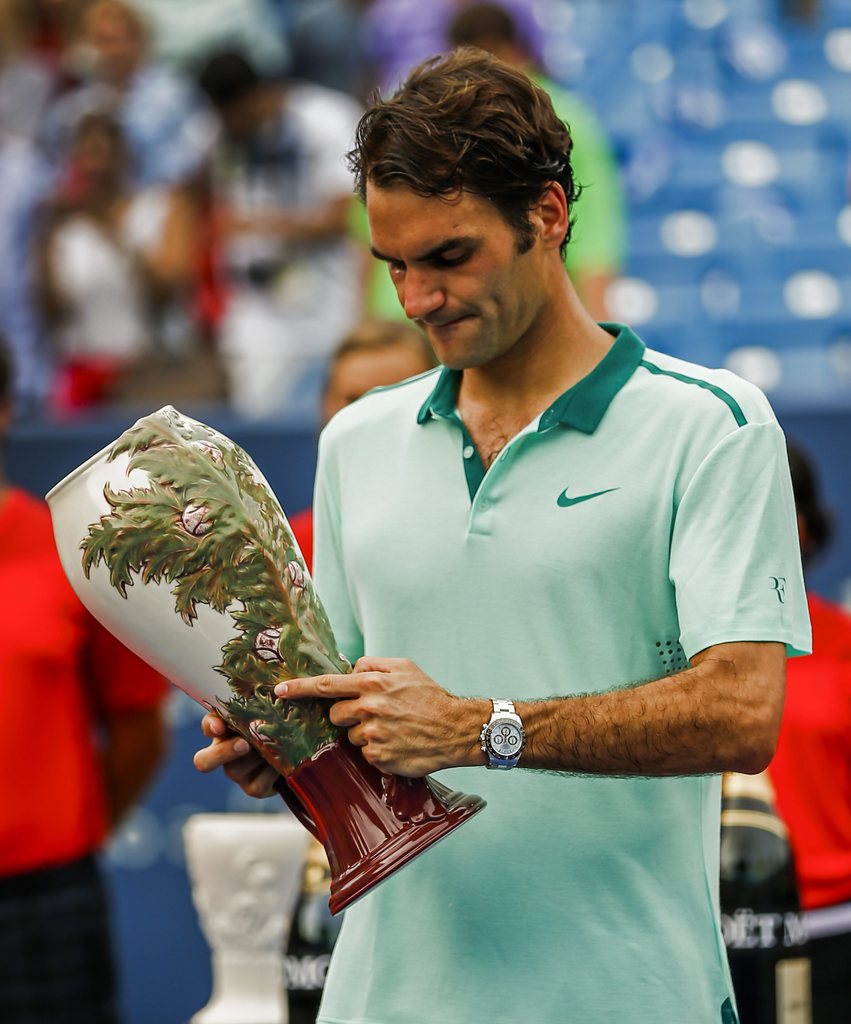 Und da stellt er jetzt also seinen Lorbeer ein. Roger Federer mit dem Siegerpokal von Cincinnati 2014.