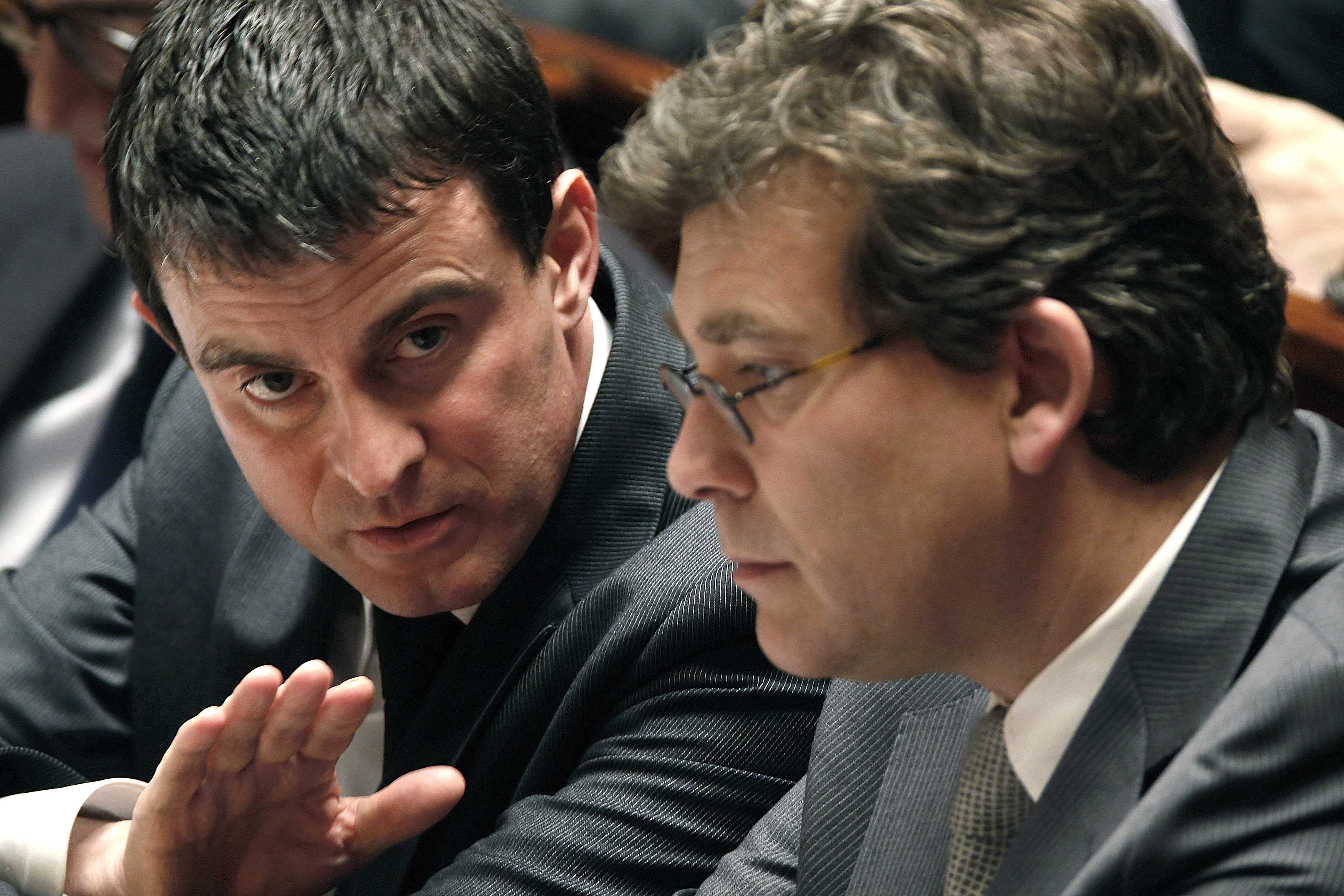 Past French Interior Minister Manuel Valls (L) and then Minister for Industrial Recovery Arnaud Montebourg attend the questions to the government session at the National Assembly in Paris in this picture taken January 8, 2014. Current French Prime Ministe