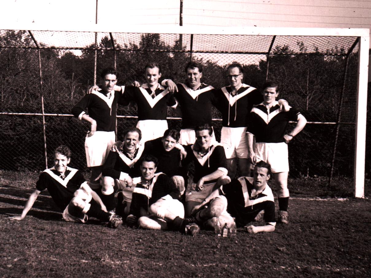 Die Mannschaft von Soleita nach einem 6:2-Sieg über Bottecchia auf den Sportanlagen St. Jakob 1952.