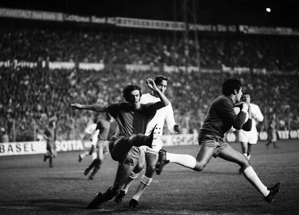 FCB–Real am 15. September 1971. Reals Goalie Garcia fängt den Ball vor dem Basler Stürmer Ottmar Hitzfeld.
