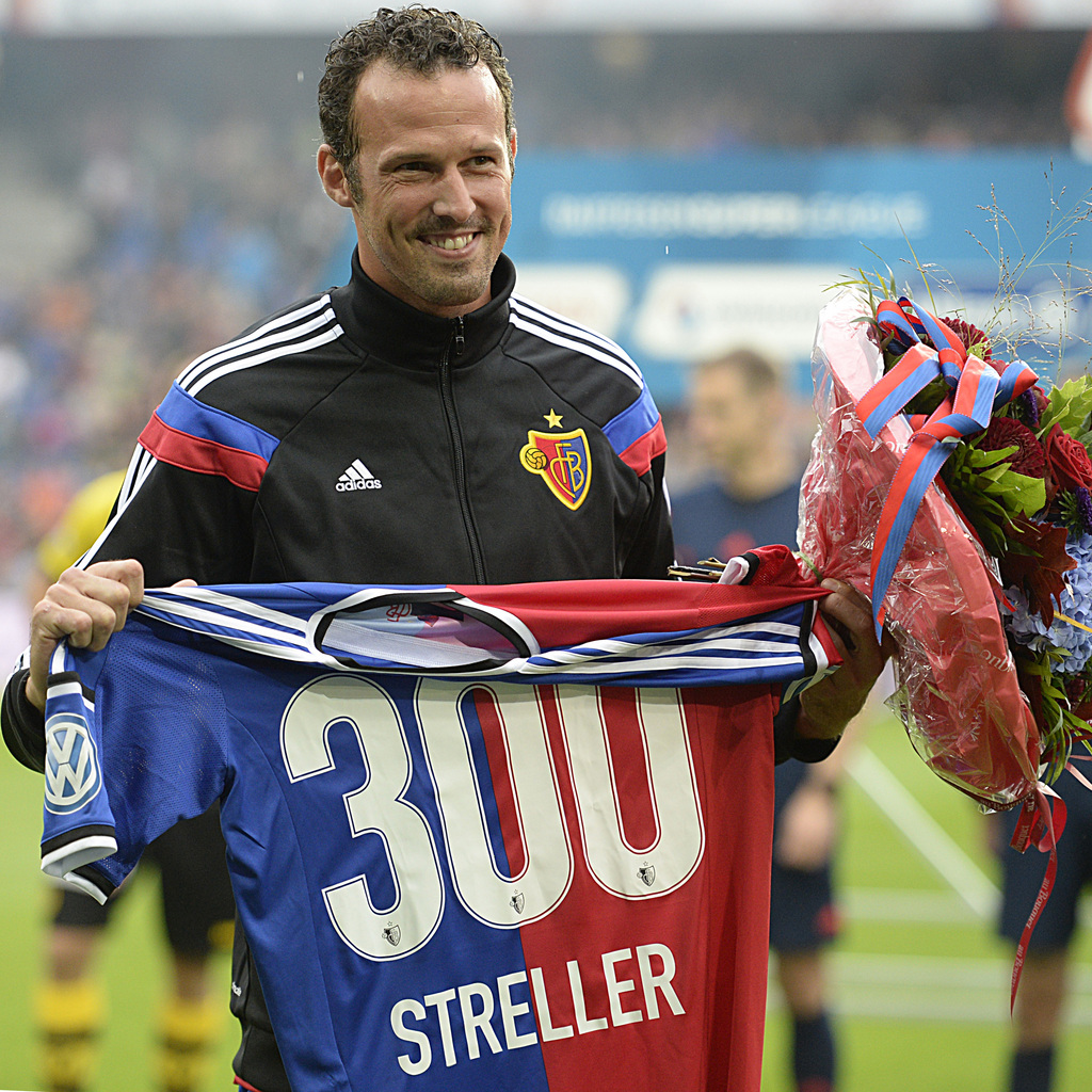 Endlich ein Fussballtrikot. Marco Streller wird für sein 300. Pflichtspiel für den FCB geehrt.
