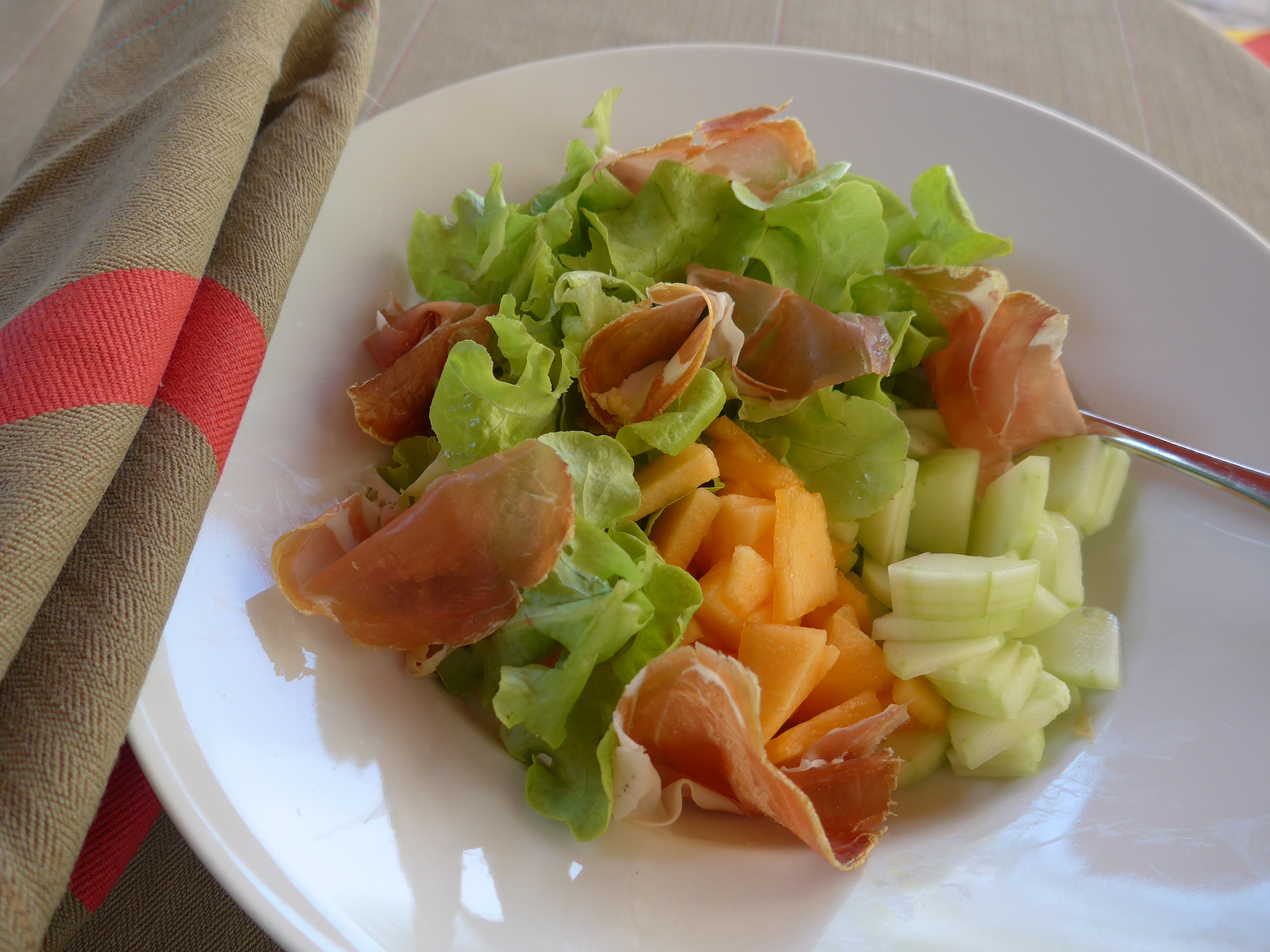 Salat mit Melonen an Himbeerdressing | TagesWoche