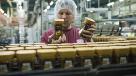 Un ouvrier travail sur une chaine de fabrication lors d'une visite presse dans la fabrique Nescafe de Nestle ce lundi 25 mars