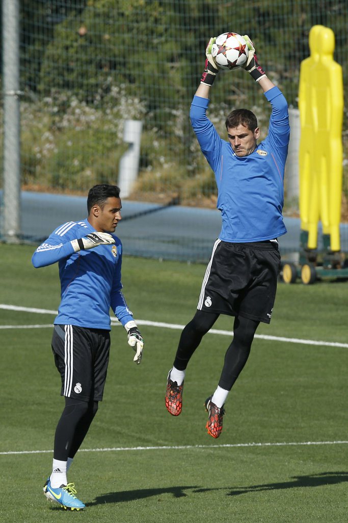 epa04401545 Real Madrid's goalkeepers Iker Casillas (R) and Costa Rican Keylor Navas (L)  during the team's training session at the Valdebebas sports city on the outskirts of Madrid, Spain, 15 September 2014. Real Madrid will play against FC Basel in an U