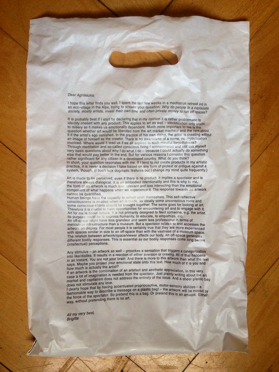 Zum Mitnehmen: Brigitte Dätwylers auf Plastiktüte gedrucktes Mail an die Kuratorin.