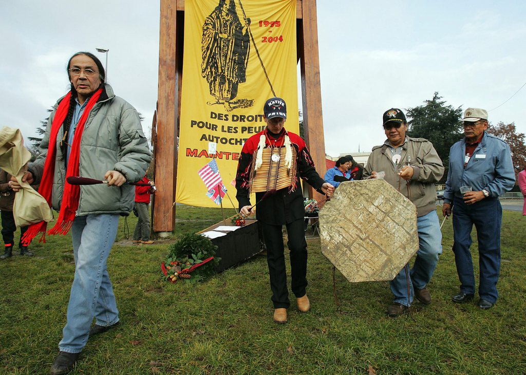 Des representants des peuples autochtones lors d'un rassemblement de solidarite afin d'obtenir des droit pour les peuples autochtones, ce vendredi 3 decembre 2004 a Geneve. Les militants indigenes estiment que le dernier projet de declaration des droits d