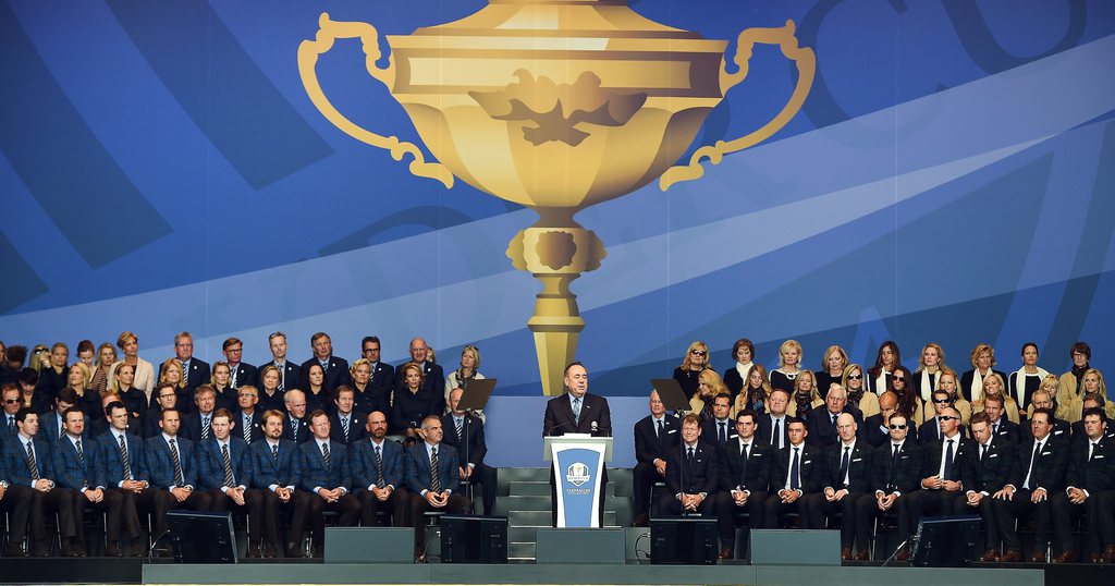 Eröffnungs-Brimborium: Schotlands Premierminister Alex Salmond am Vorabend des Ryder Cup mit Team Europa (links) und den USA.