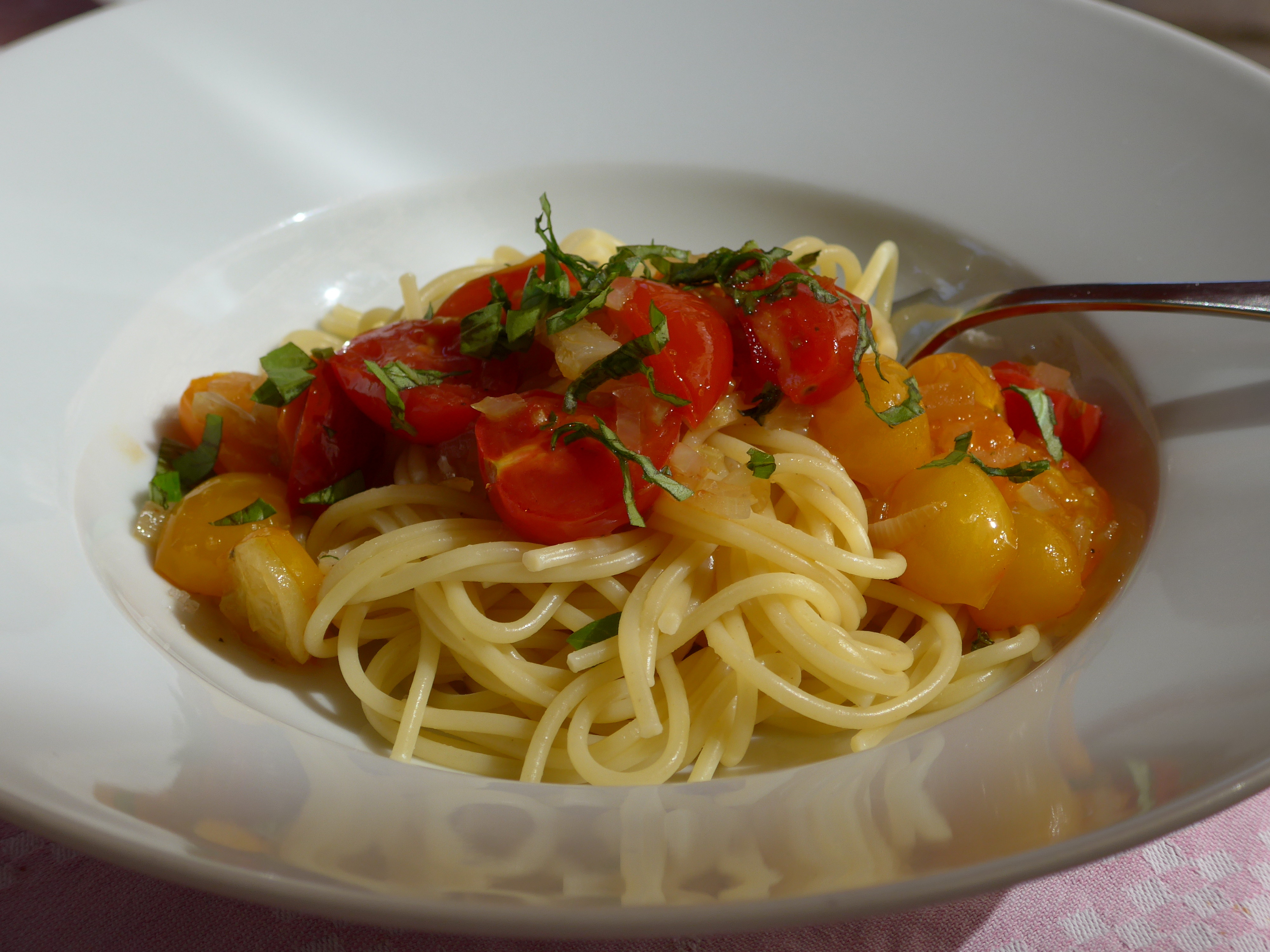 Schnelle Alltagspasta: Spaghetti mit Cherrytomaten | TagesWoche