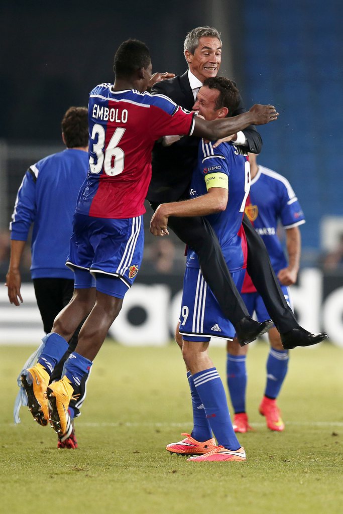 epa04427194 Basel's Portuguese head coach Paulo Sousa (C) celebrates with his players Marco Streller (R) and Breel Embolo (L) after the UEFA Champions League group B soccer match between FC Basel 1893 and Liverpool FC at St. Jakob-Park stadium in Basel, S