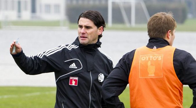 Erneut Interimstrainer in Luzern: Gerardo Seoane, der schon im April 2013 das Training der FC Luzern leitete und bei einem (verlorenen) Spiel an der Seitenlinie stand.