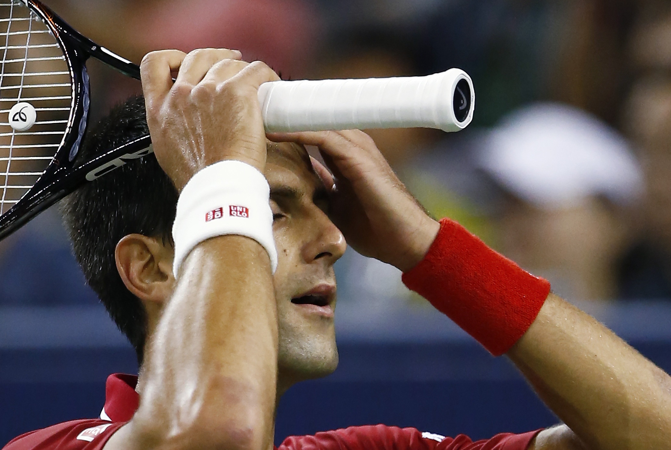 Novak Djokovic verwirft die Hände. Er gab gegen Roger Federer eine schwache Figur ab.