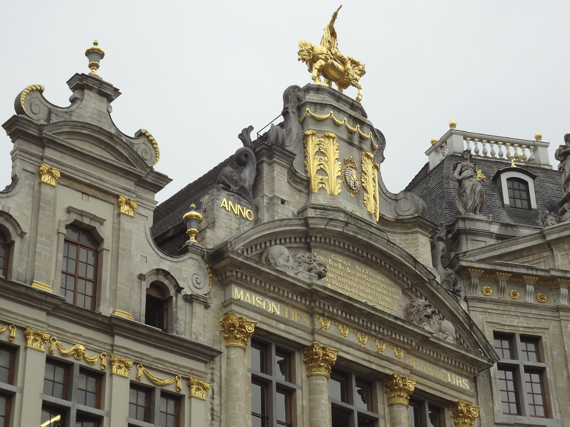 Eine der reich verzierten Fassaden an der Grande Place.