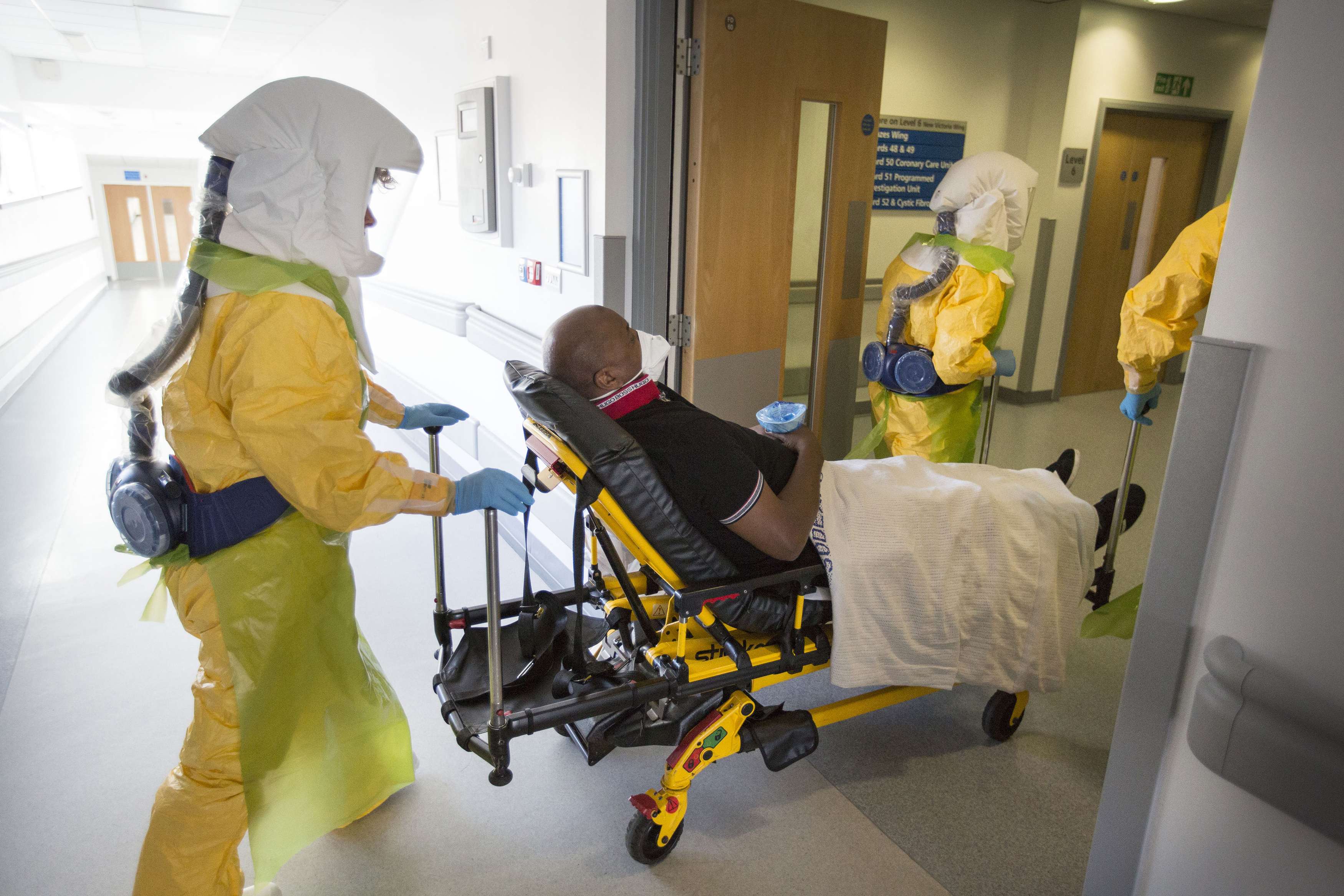 Ein englisches Krankenhaus testet die Bereitschaft für einen Ausbruch des Ebola-Virus, 11.10.2014.