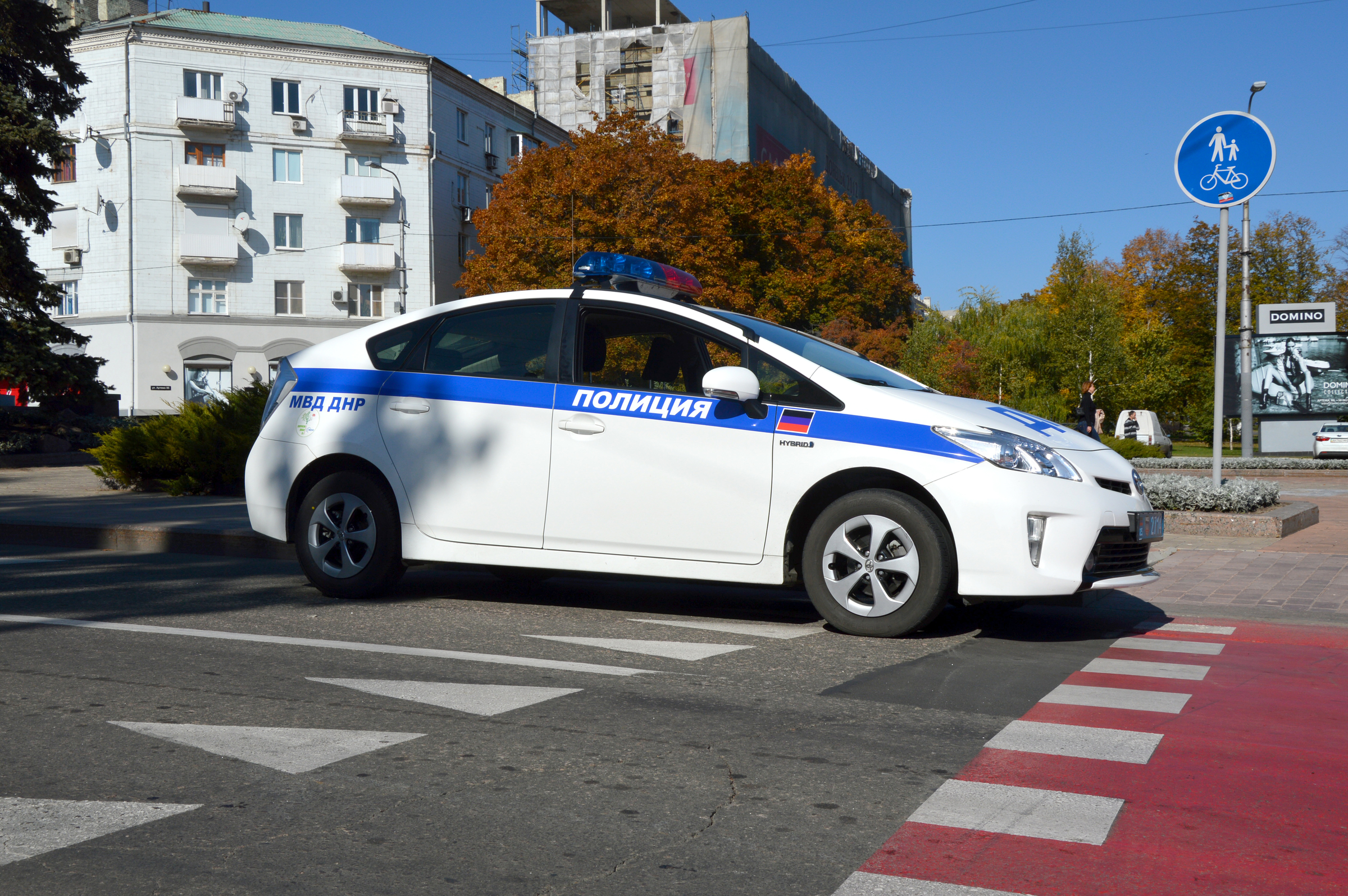 Nagelneue Polizeiautos fahren in Donezk Streife. Woher sie kommen will niemand sagen.