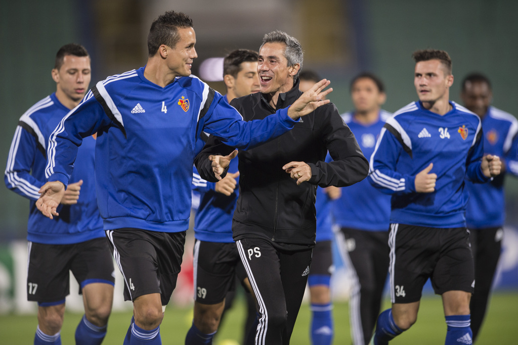 Basel head coach Paulo Sousa, center, Philipp Degen, left, and Toulant Xhaka, right, during a training session in the National Stadion Vasil Levski in Sofia, Bulgaria, on Tuesday, October 21, 2014. Switzerland's FC Basel 1893 is scheduled to play against Bulgaria's Ludogorez Rasgrad in an UEFA Champions League group B soccer match on Wednesday, October 22, 2014. (KEYSTONE/Ennio Leanza)