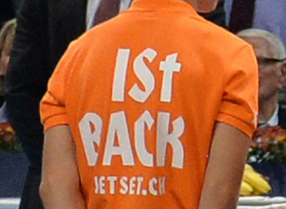 Rückenansicht des Tirkots eines Balljungen an den Swiss Indoors Basel 2014 mit der Aufschrift «ISt BACK»