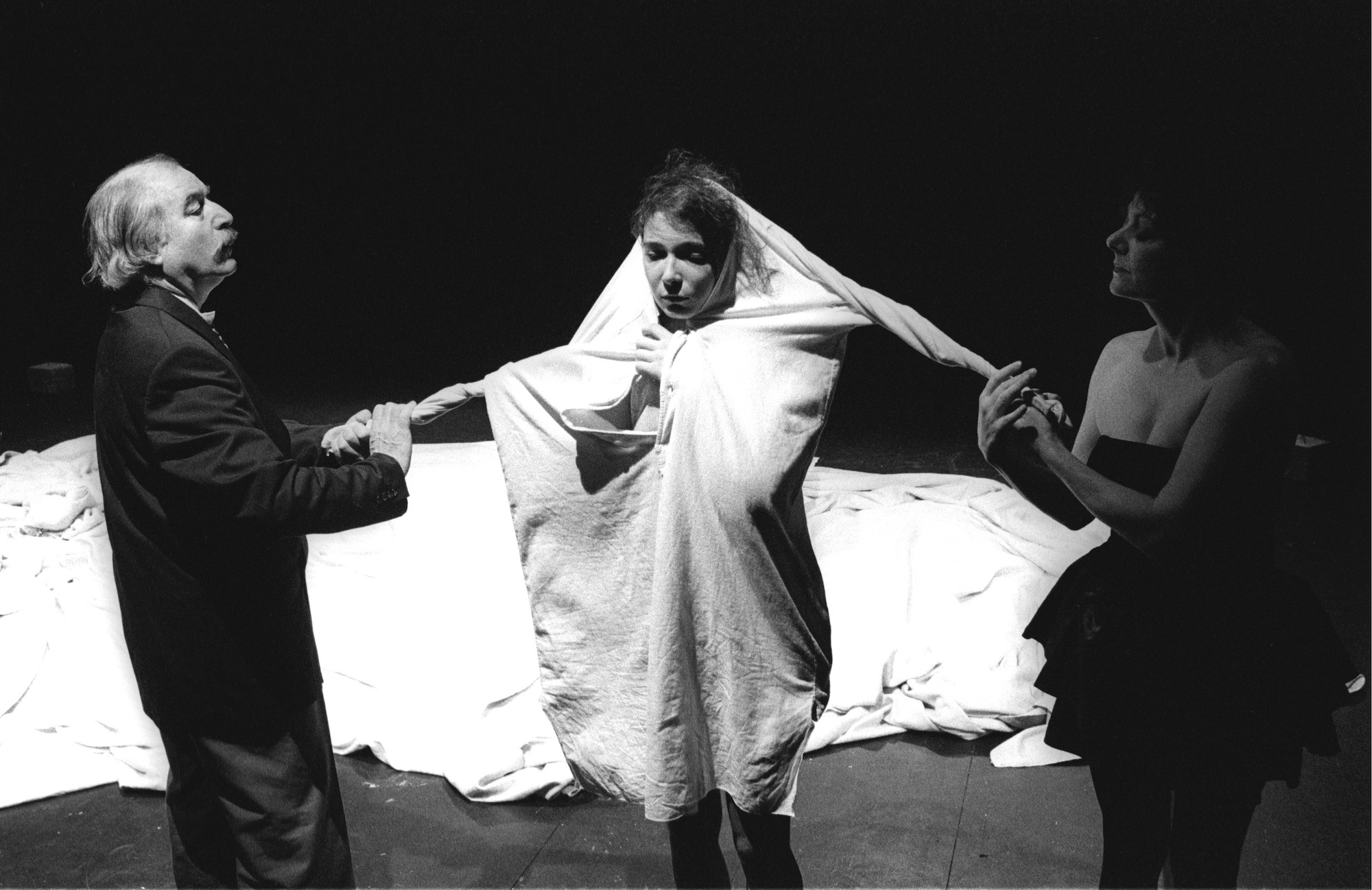 Szenenbild aus «Schildkrötenträume» (Regie: Beat Fäh) von 1988 mit den Theatergründern Gerd Imbsweiler und Ruth Oswalt sowie Chris Nonnast in der Mitte