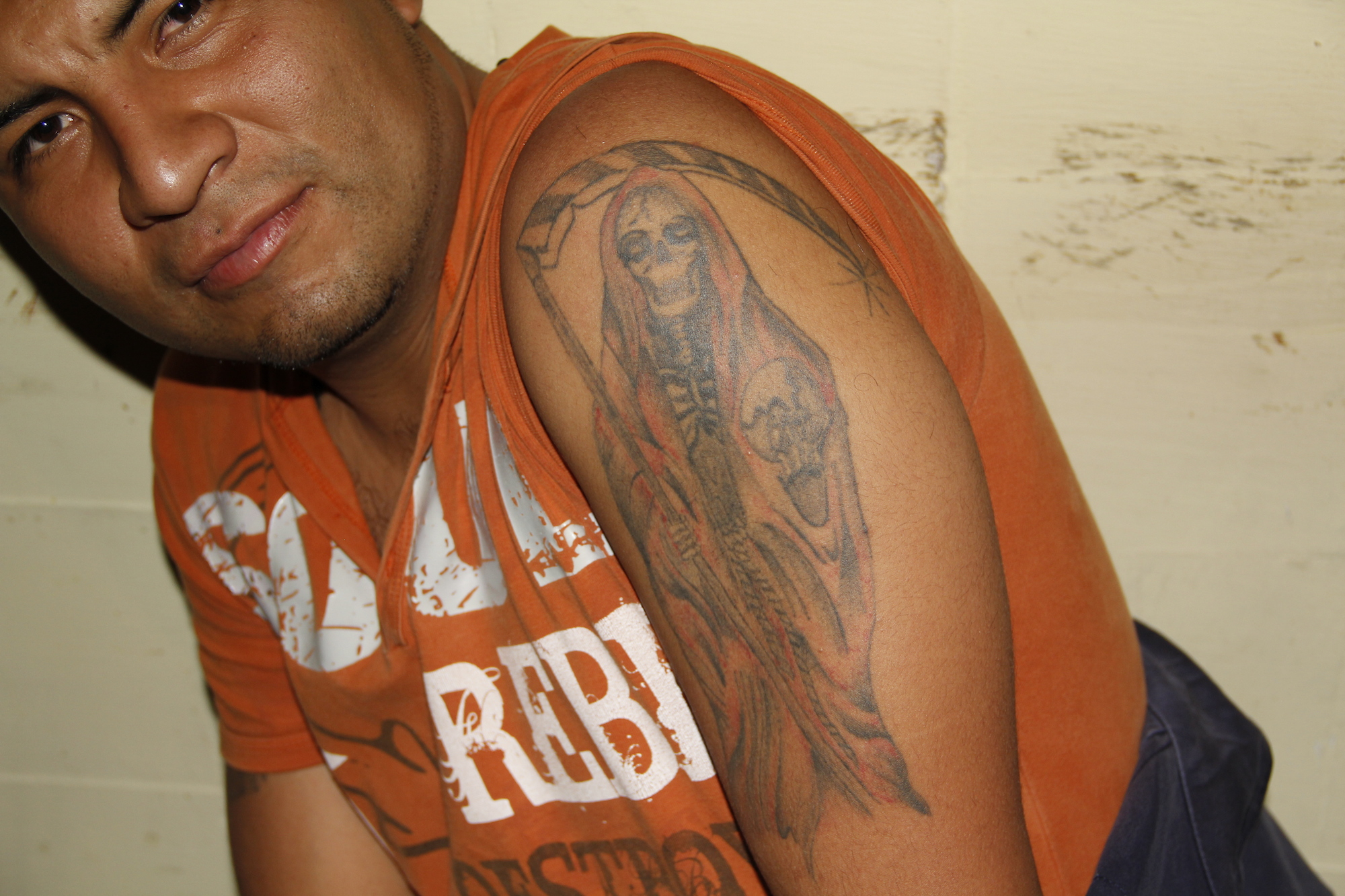 Gerardo mit seinem Santa-Muerte-Tattoo.