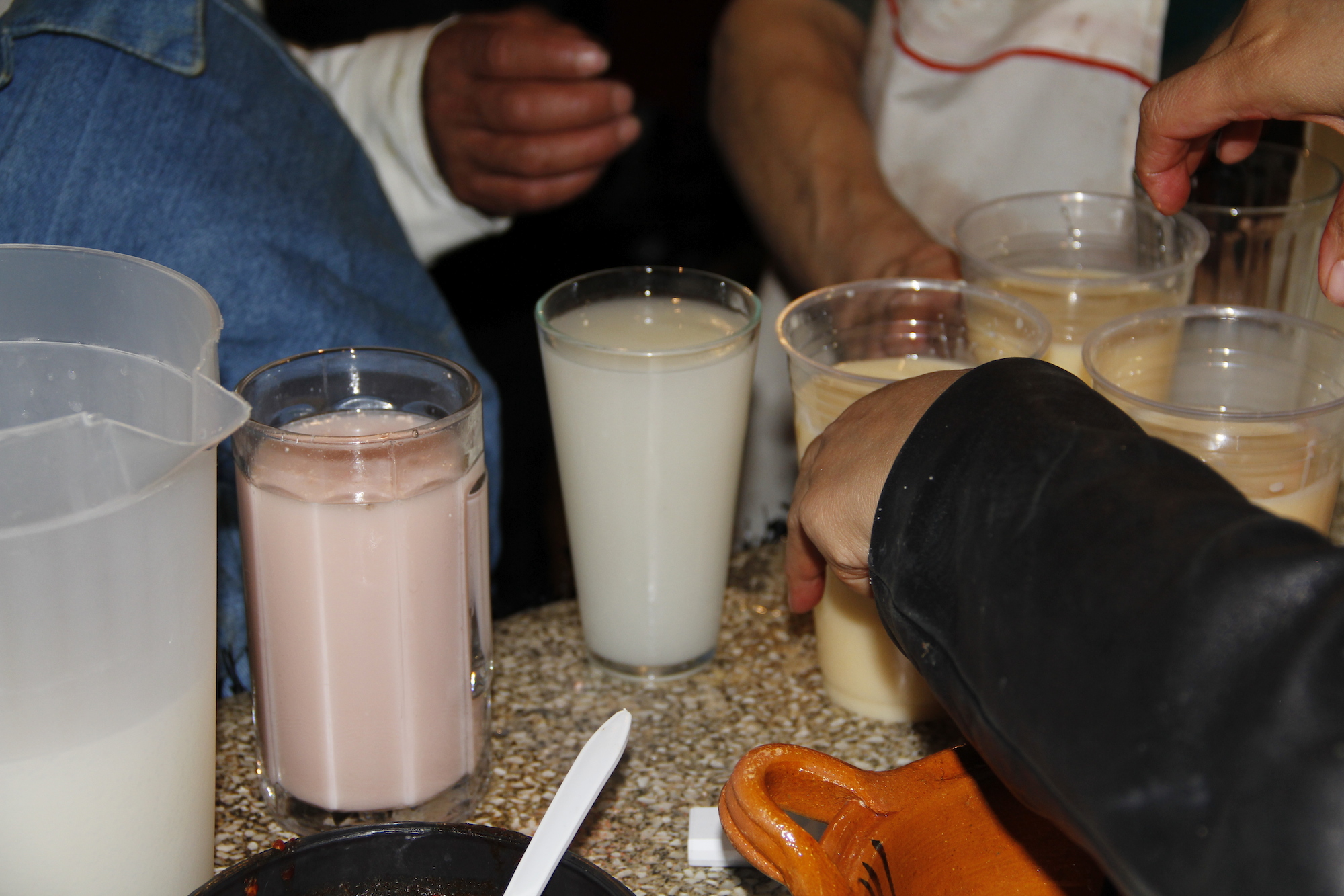 Den alkoholhaltigen Agavensaft gibt es in der Pulquería in rauen Mengen und unterschiedlichsten Geschmacksrichtungen.