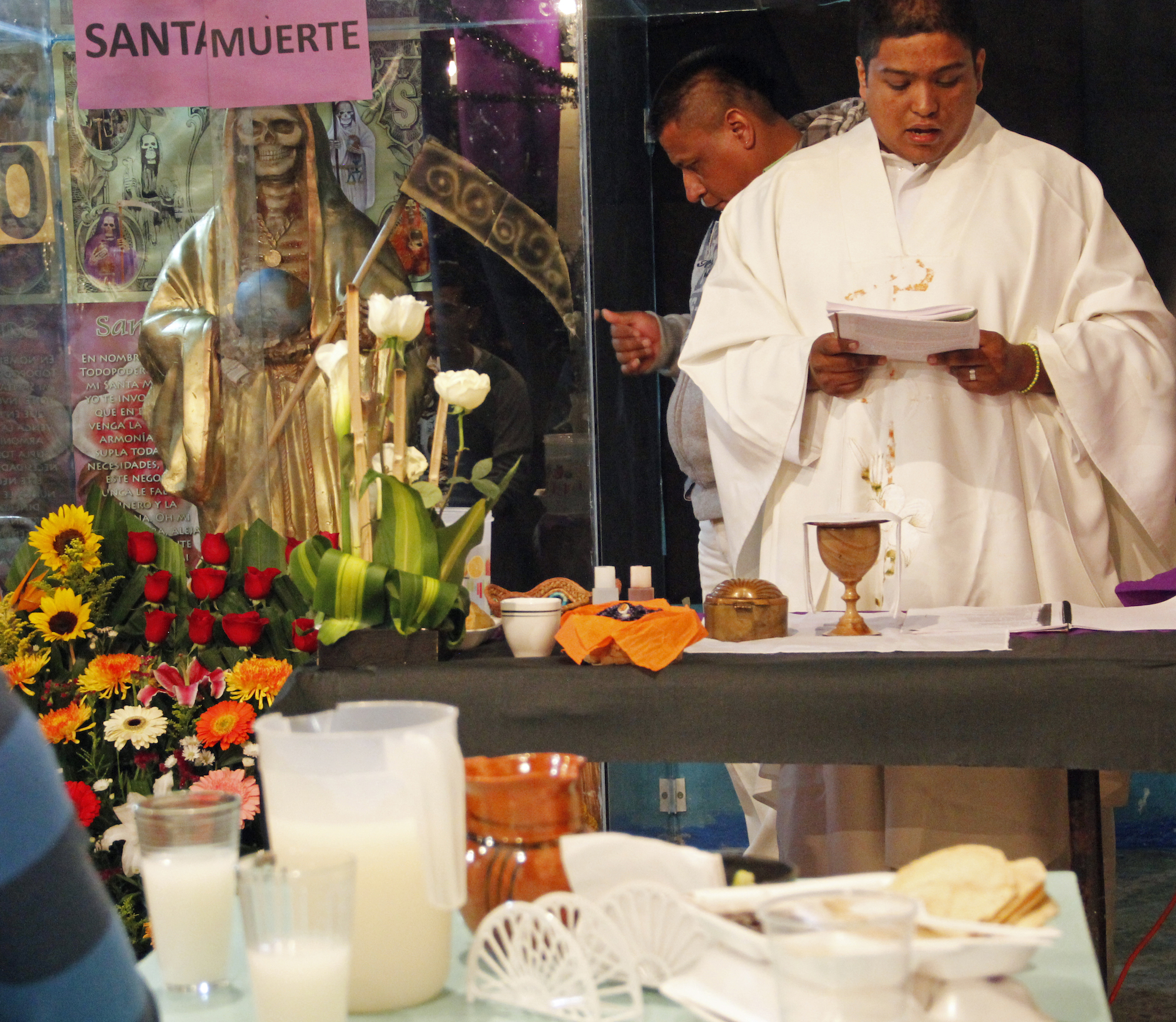 Pater Francisco hält im «Tinacalito» die Messe für Santa Muerte.