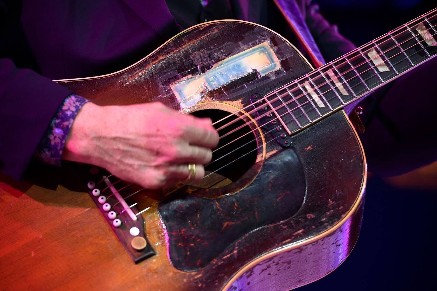 Kein feinsinniges Gezupfe: Die Gitarre zeigt, dass Elvis Costello seine Songs gern auch mal roh raushaut.