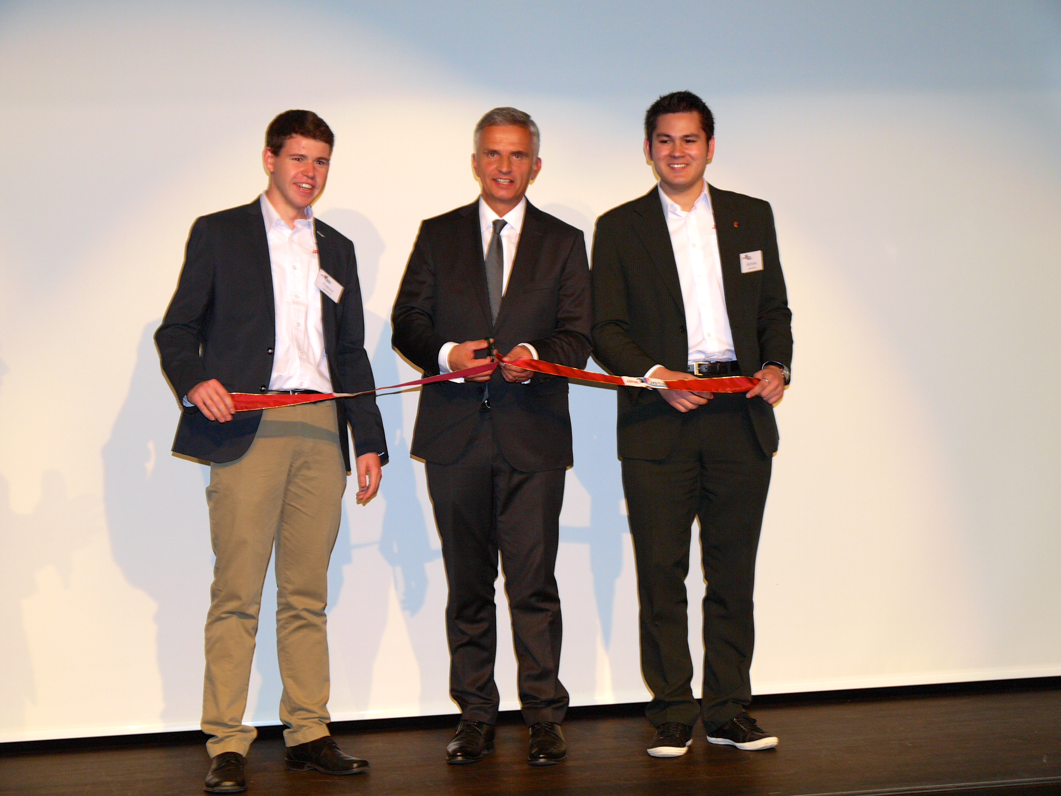 Bundespräsident Burkhalter, flankiert von den Baselländer Jugendräten Fabian Gürtler (links) und Adrian Mangold bei der Eröffnung der JPK 2014.